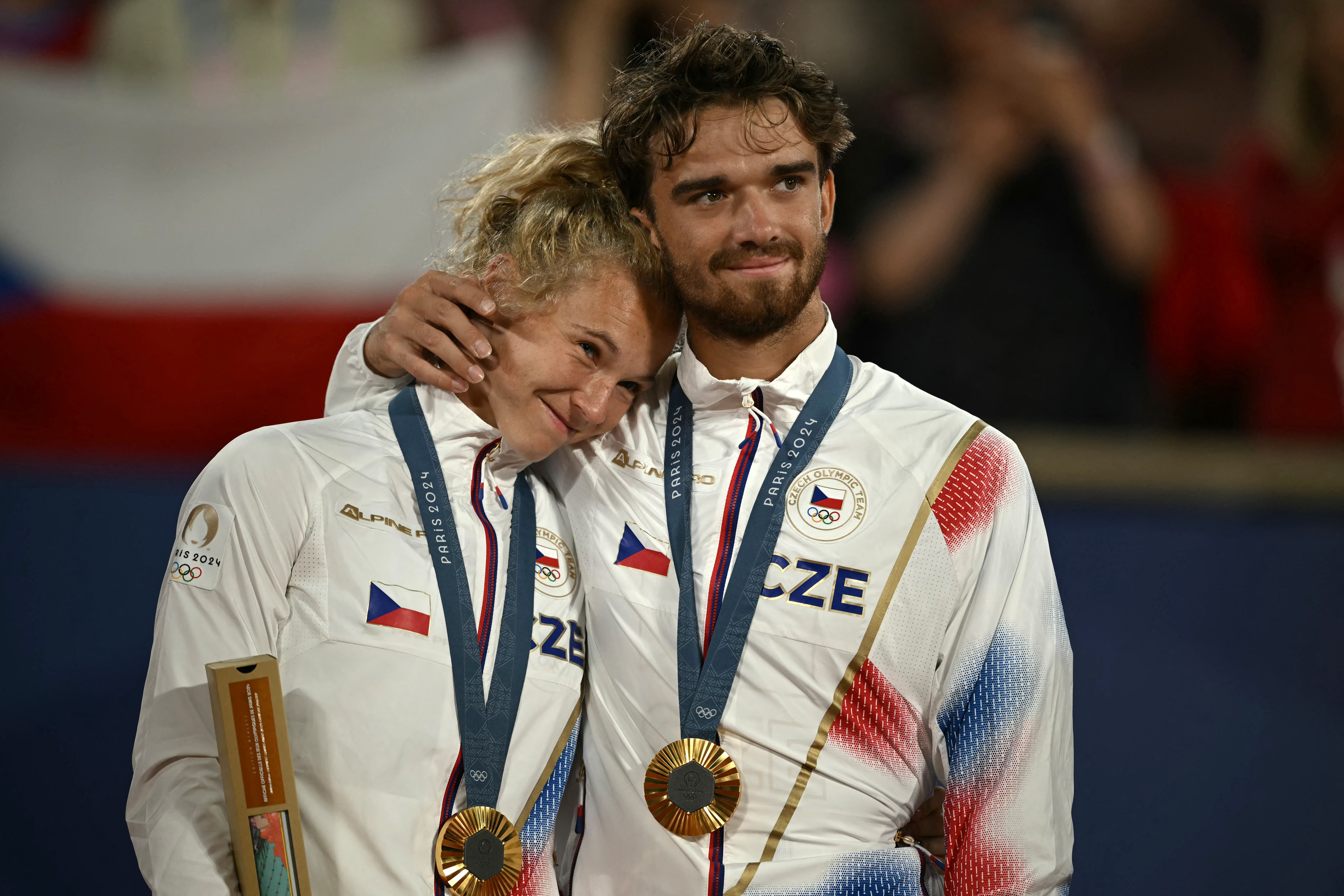 Após término, casal conquista ouro no Tênis e reata namoro com beijo no pódio