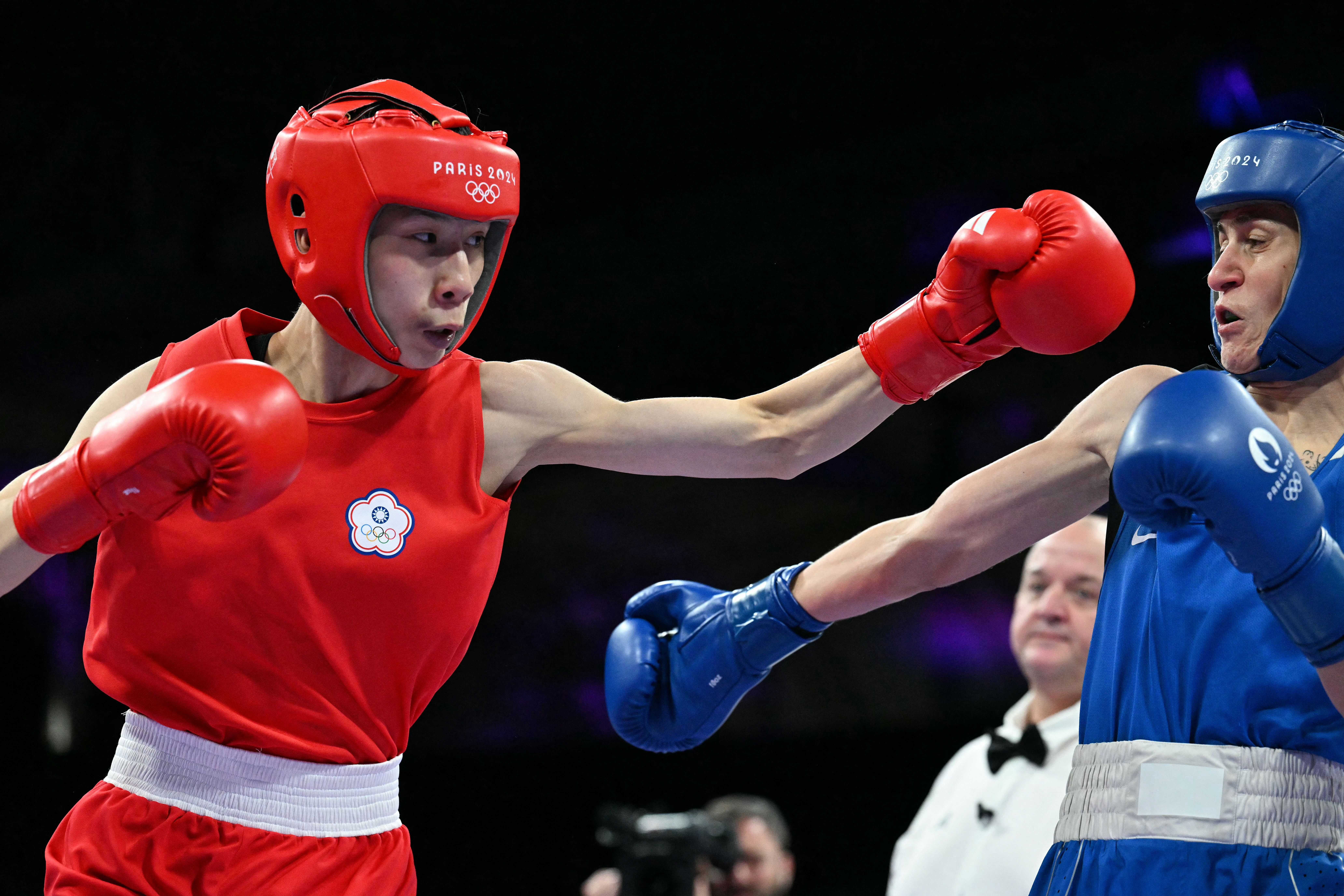 Boxeadora envolvida em polêmica de gênero garante medalha em Paris-2024