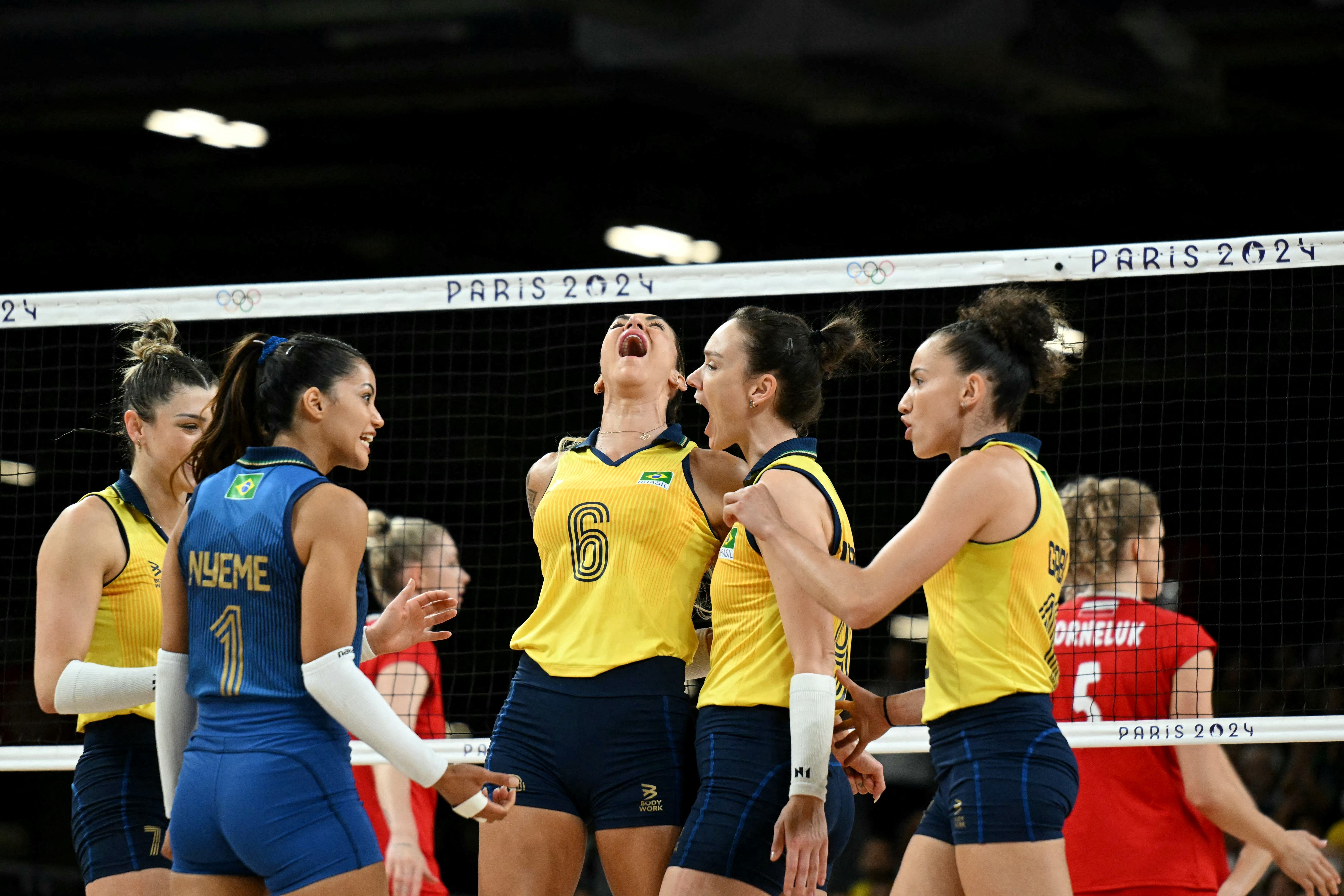 Vôlei: Brasil vence Polônia e garante melhor campanha da fase de grupos de Paris 2024