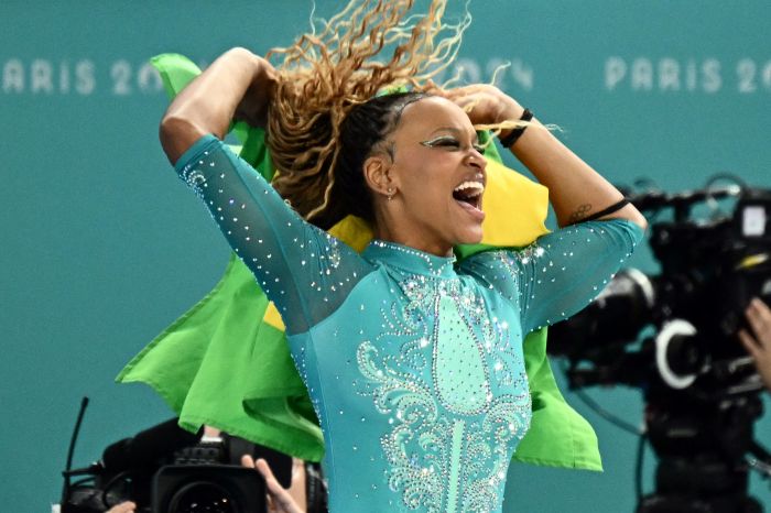 Rebeca Andrade supera Biles e conquista o ouro no solo Rebeca Andrade supera Biles e conquista o ouro no solo