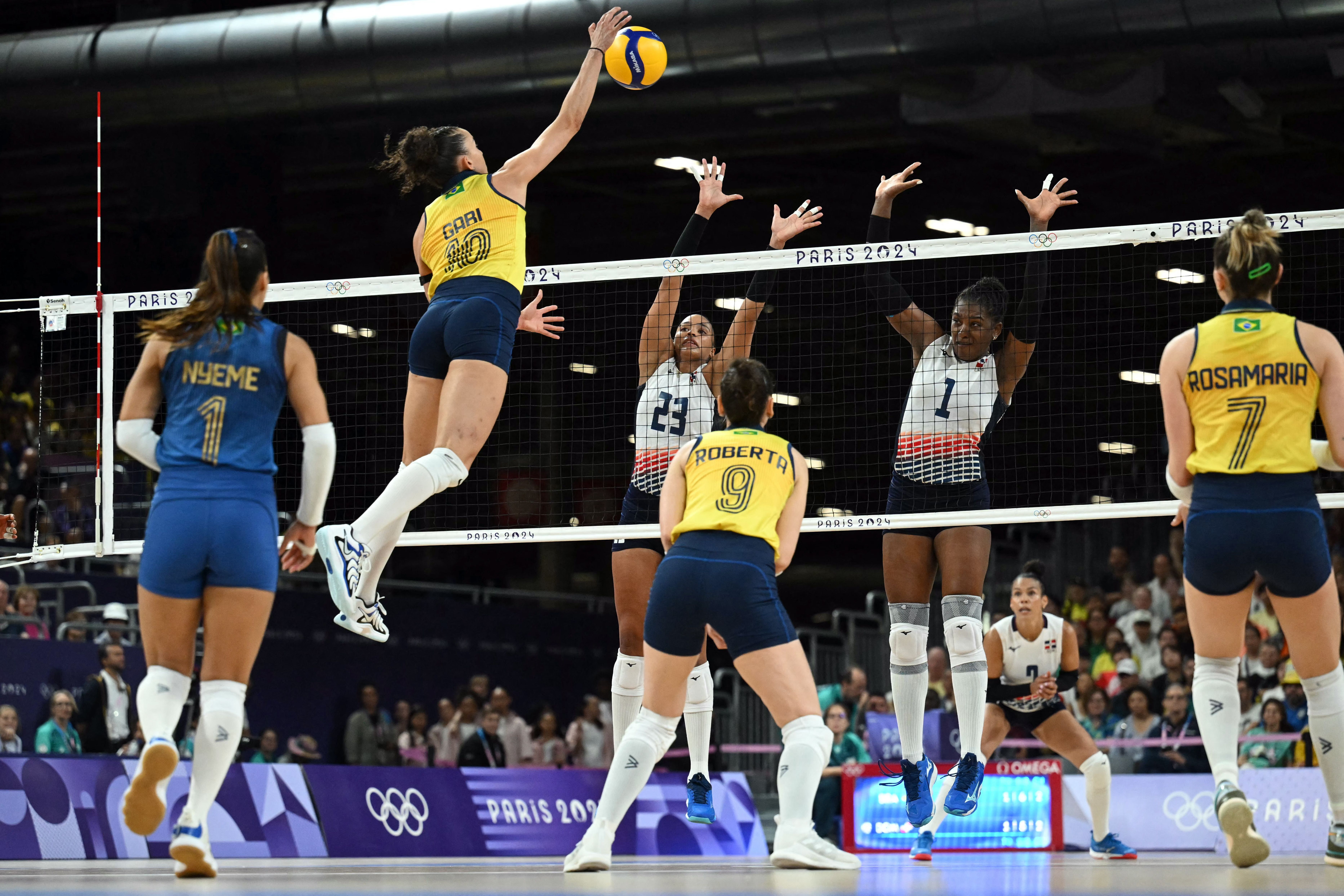 Brasil vence República Dominicana e vai à semifinal do vôlei feminino em Paris