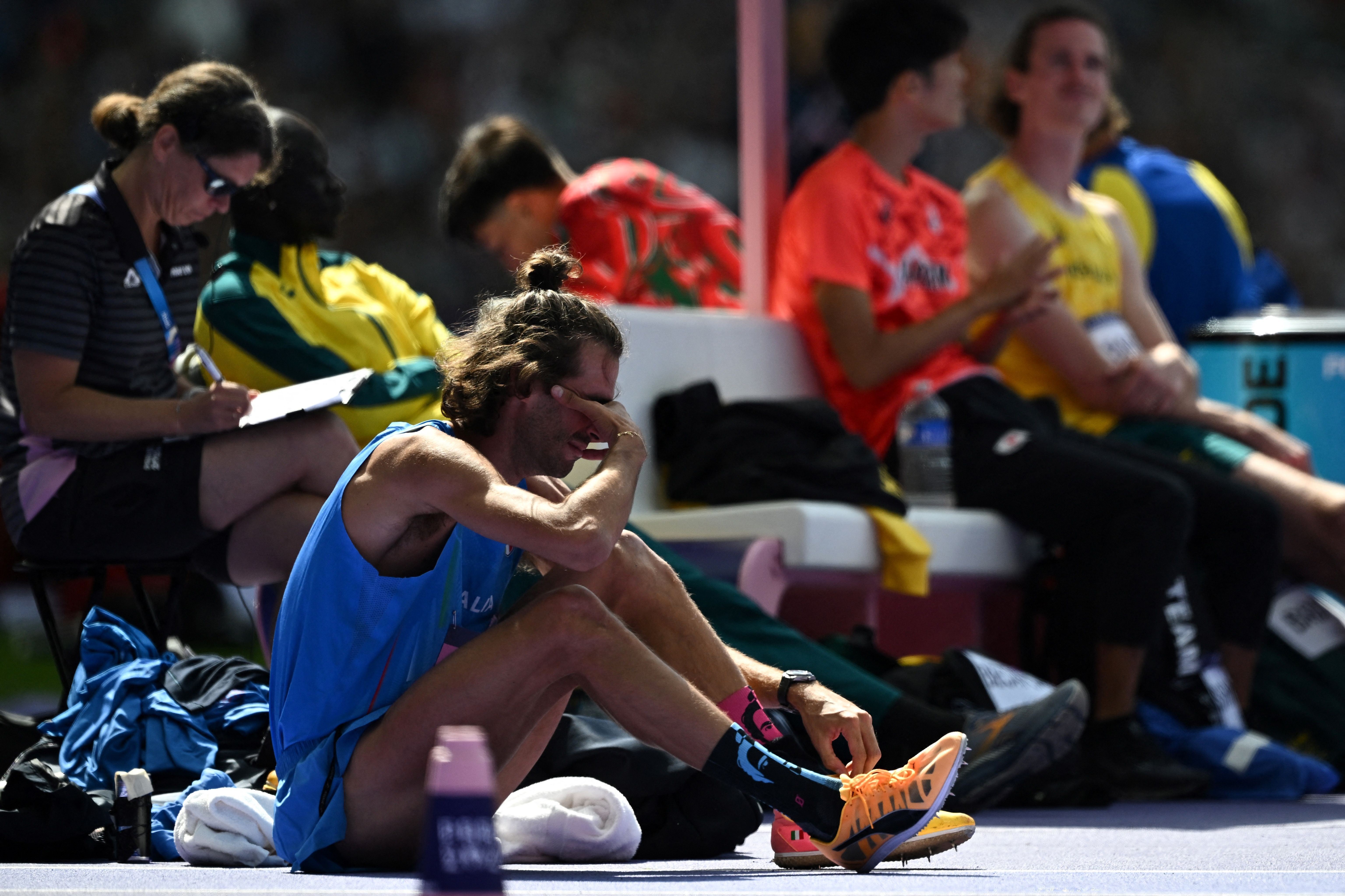 Campeão olímpico do salto em altura vai a hospital vomitando sangue e deve perder a final