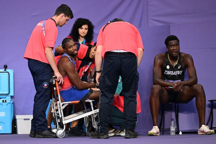 Noah Lyles deixou a pista após final dos 200m rasos com auxílio de cadeira de rodas
