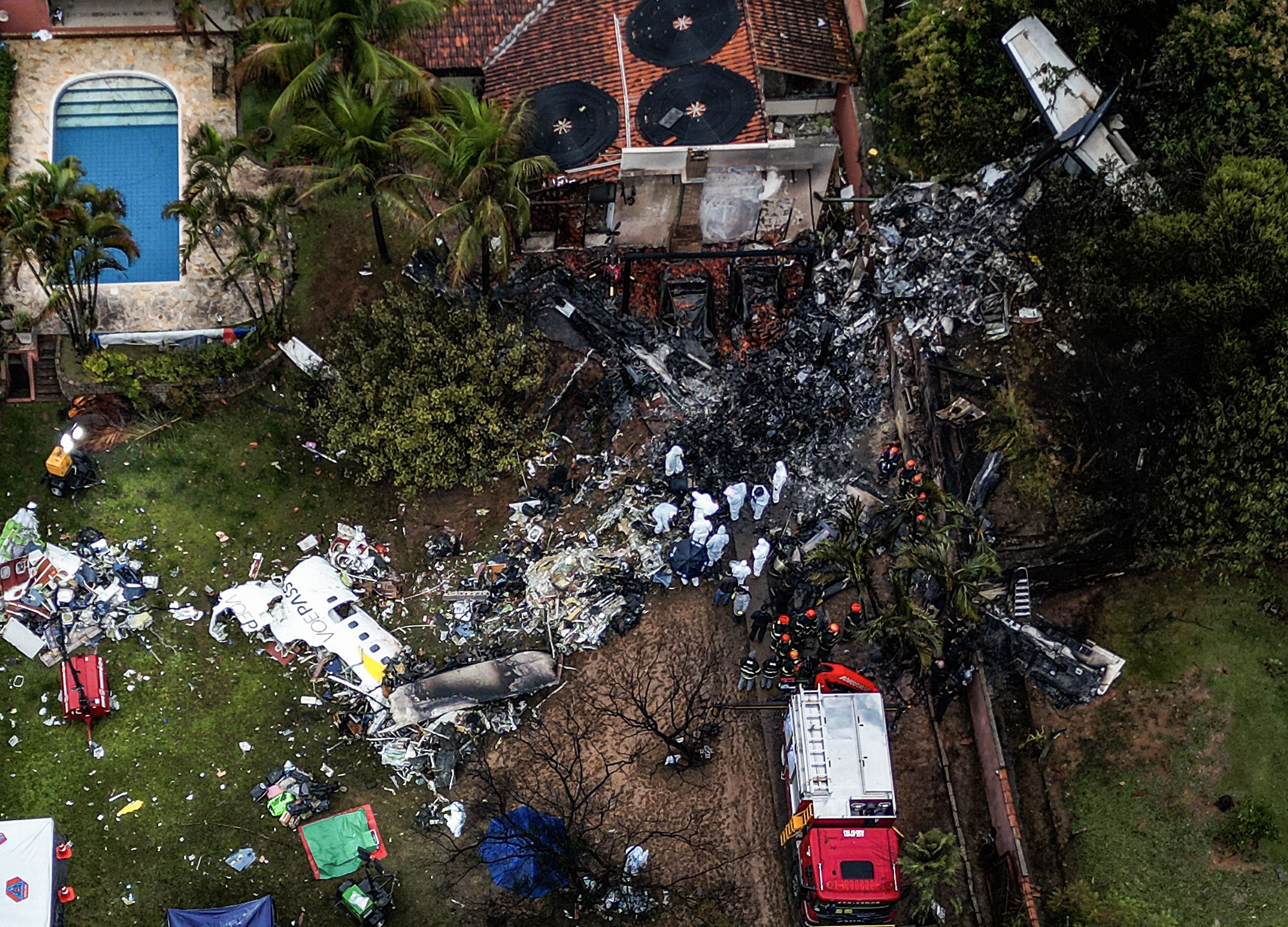 Destroços de avião que caiu em SP começam a ser retirados de condomínio em Vinhedo (SP)