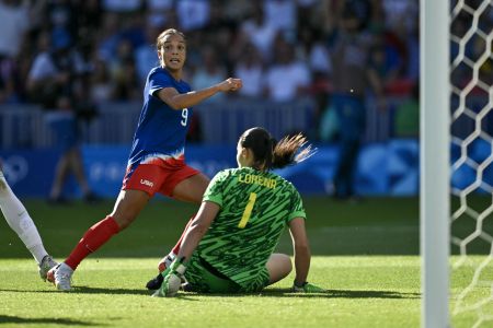 Mallory Swanson marca gol na final do futebol feminino olímpico para os EUA diante do Brasil