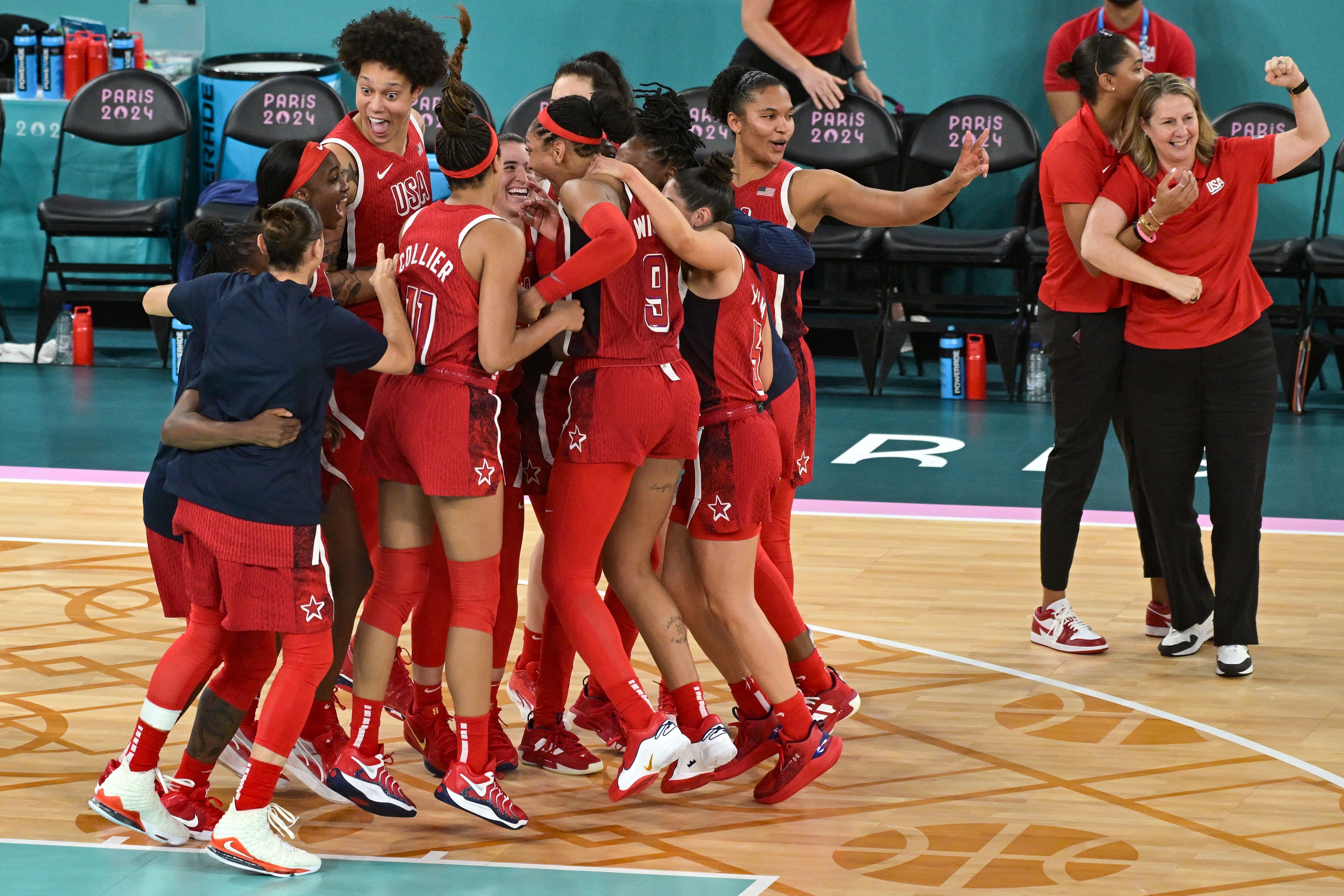 Estados Unidos vencem França e garantem ouro no basquete feminino em Paris