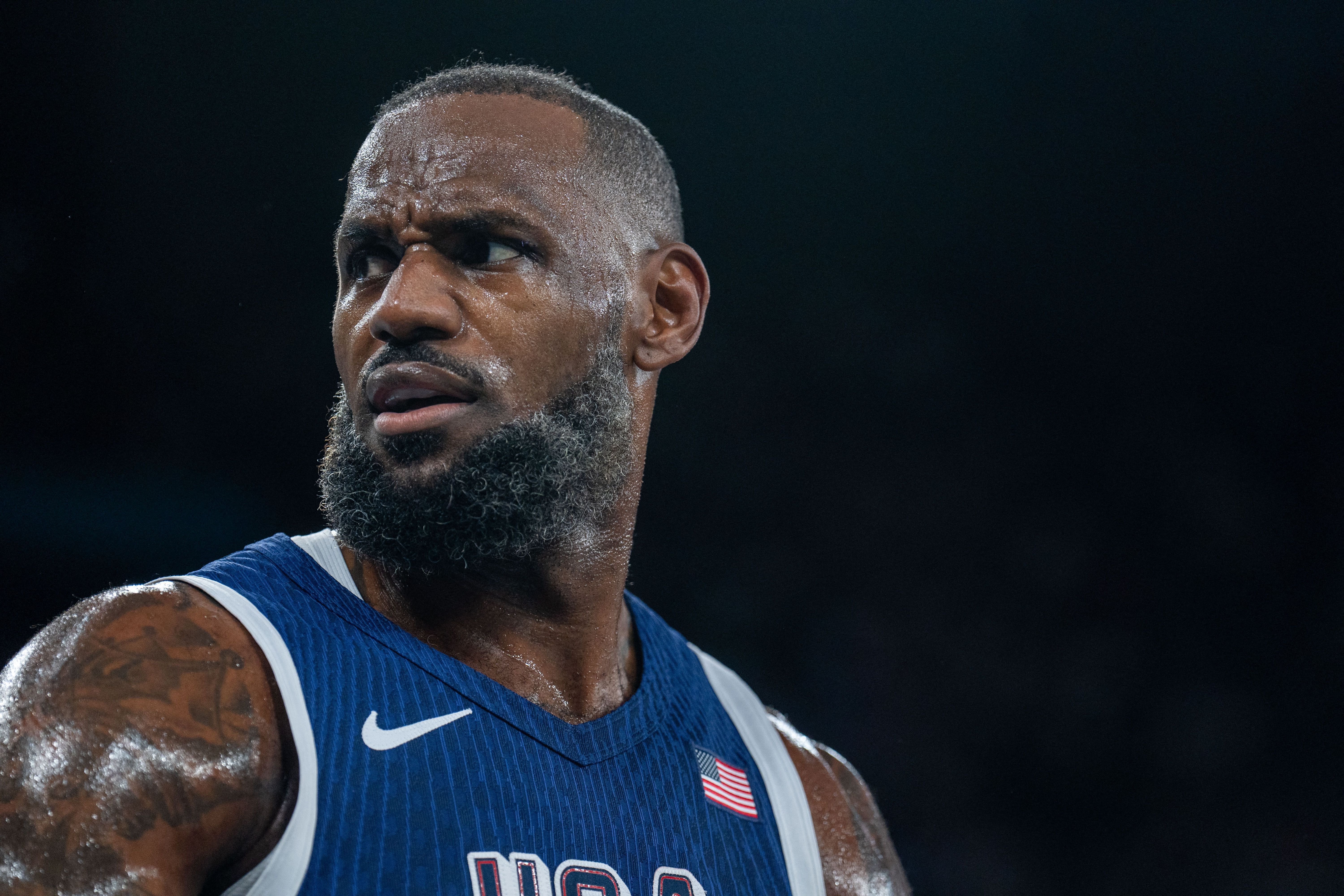 Astro da NBA, LeBron James dispara contra gramado de jogo da NFL no Brasil