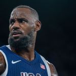 Astro da NBA, LeBron James dispara contra gramado de jogo da NFL no Brasil