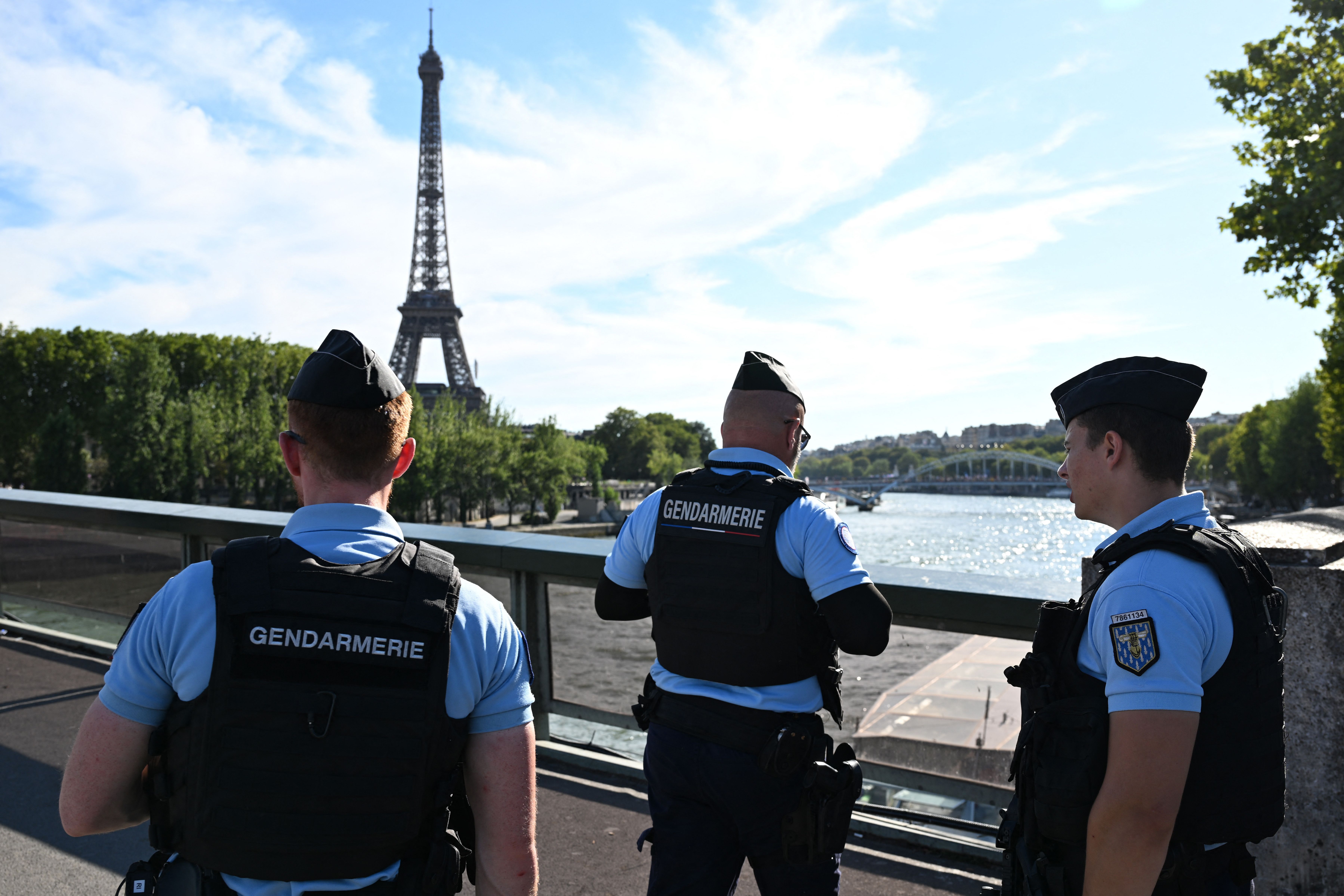 Homem é preso após escalar Torre Eiffel antes da cerimônia de encerramento da Olimpíada