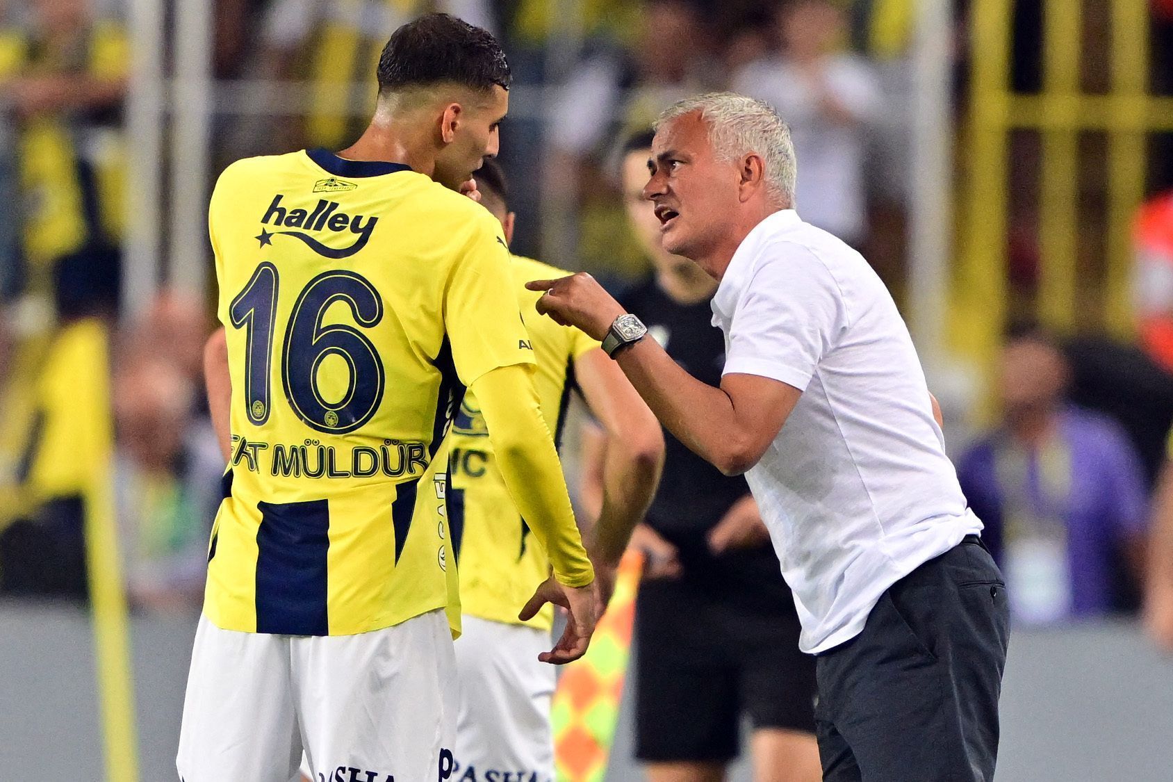 Fenerbahce, de Mourinho, empata com time francês e está eliminado da Champions