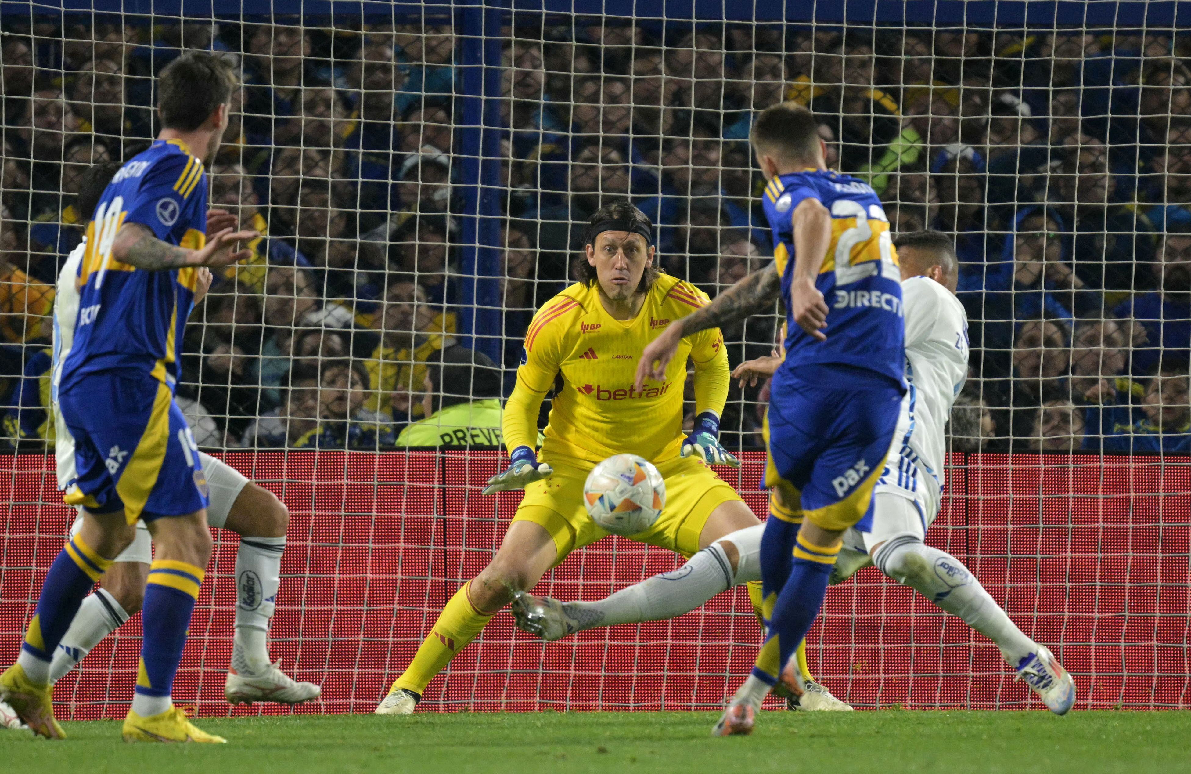 'Não se pode criar um monstro maior do que é', avalia Cássio após derrota do Cruzeiro