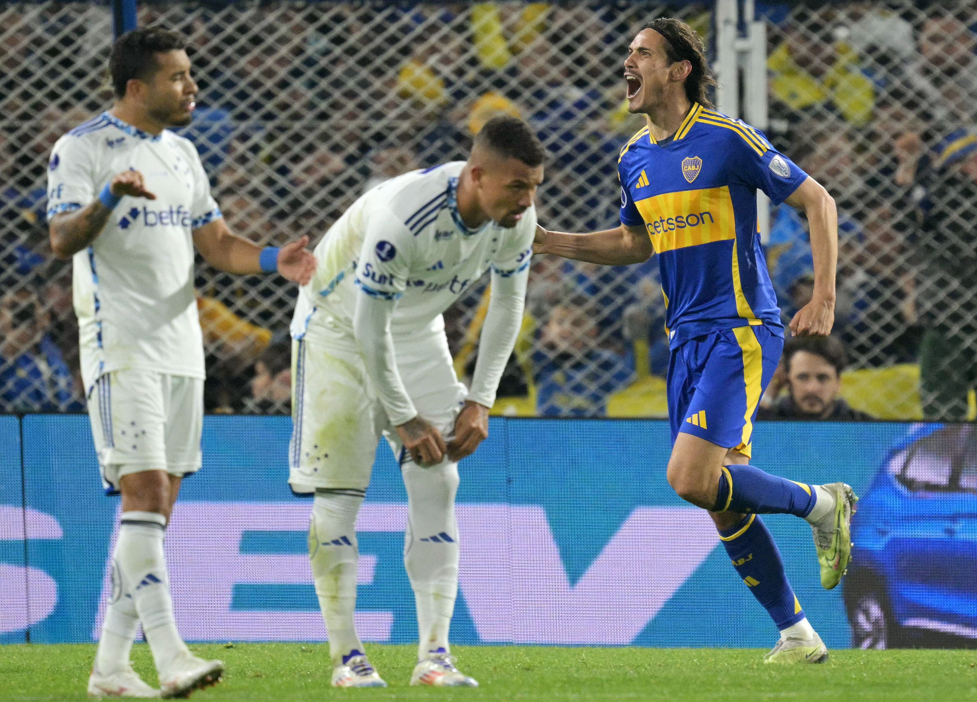 Cavani decide, Cruzeiro perde para o Boca e sai em desvantagem na Sul-Americana