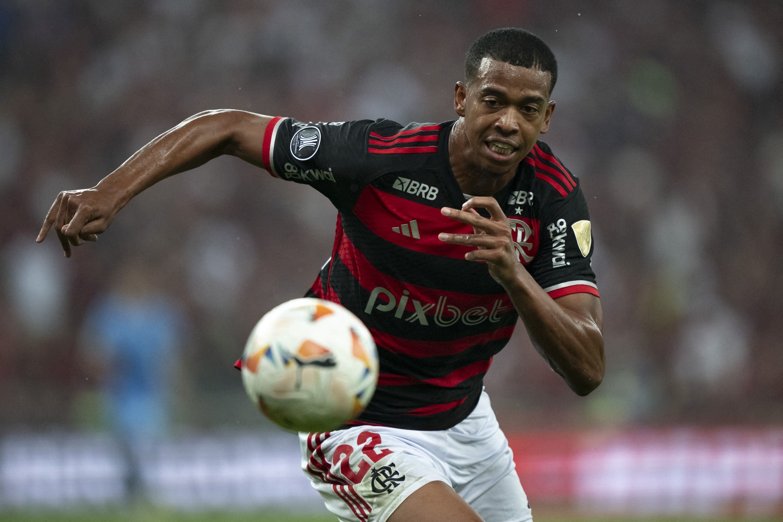 Carlinhos, do Flamengo, é expulso e soca a cabine do VAR em partida contra o Grêmio