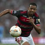 Carlinhos, do Flamengo, é expulso e soca a cabine do VAR em partida contra o Grêmio