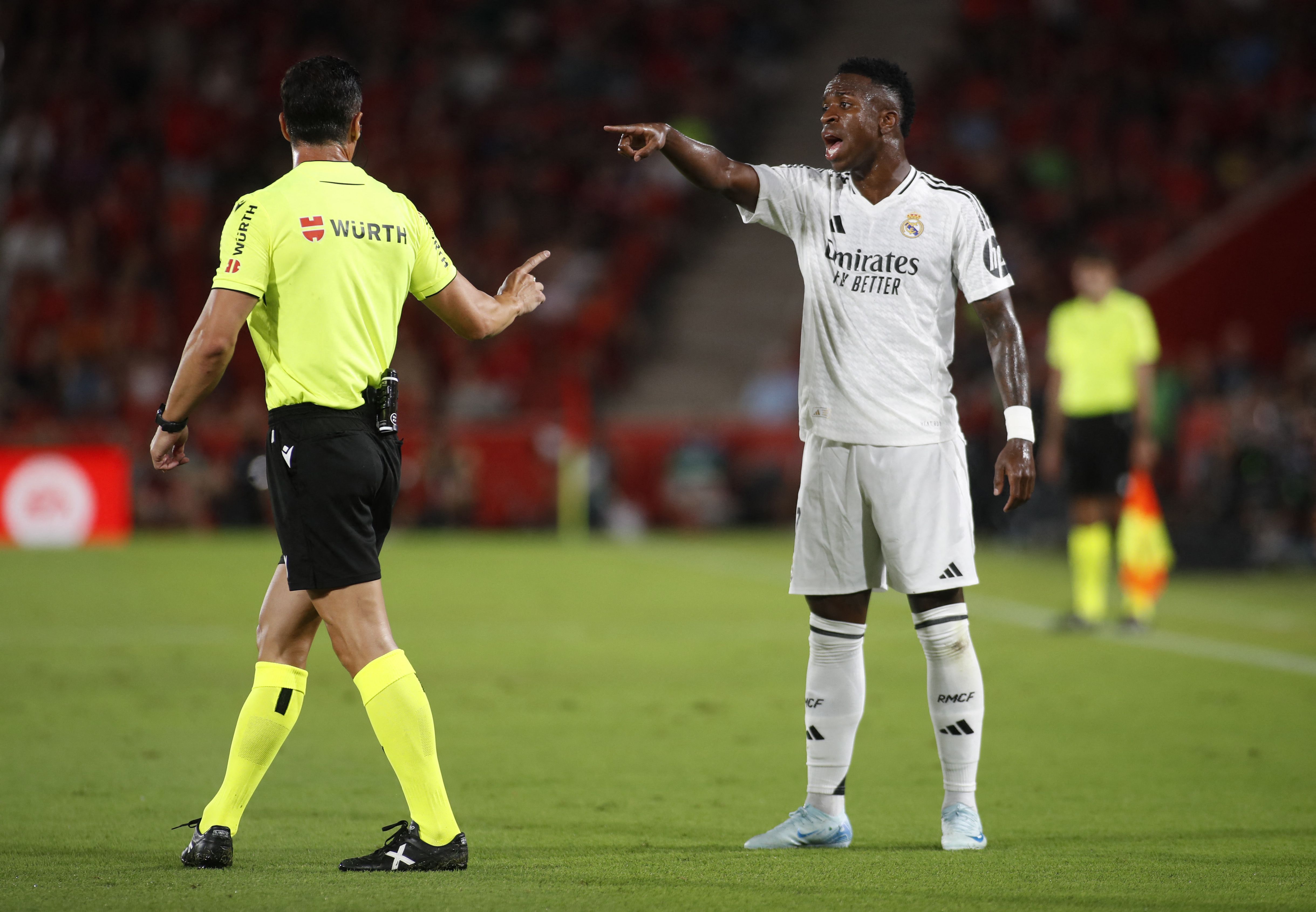 Vini Jr. ‘relembra regra’ a árbitro em partida do Real Madrid; entenda