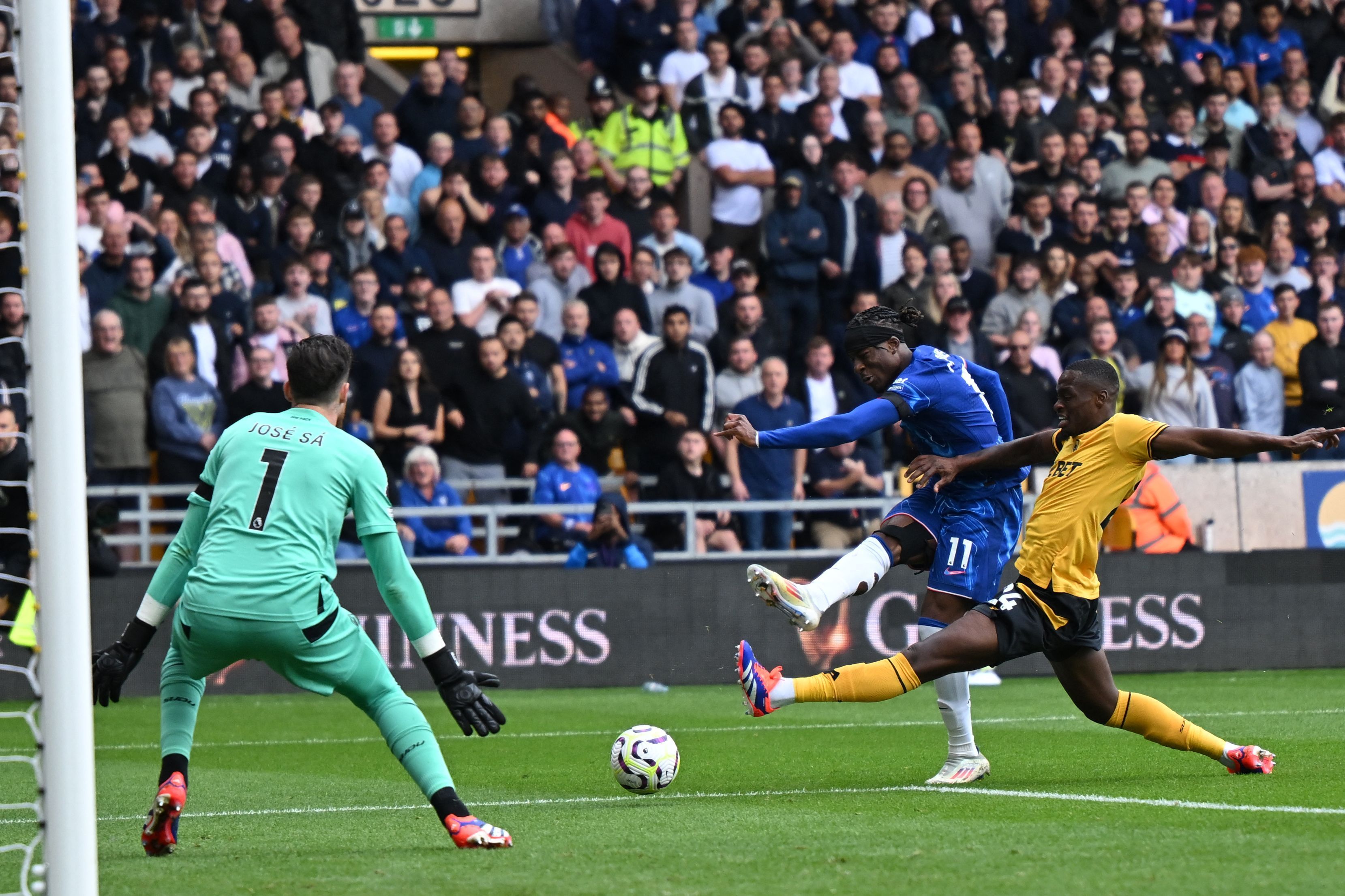 Em jogo de oito gols, Chelsea goleia Wolves com show de Madueke no Inglês