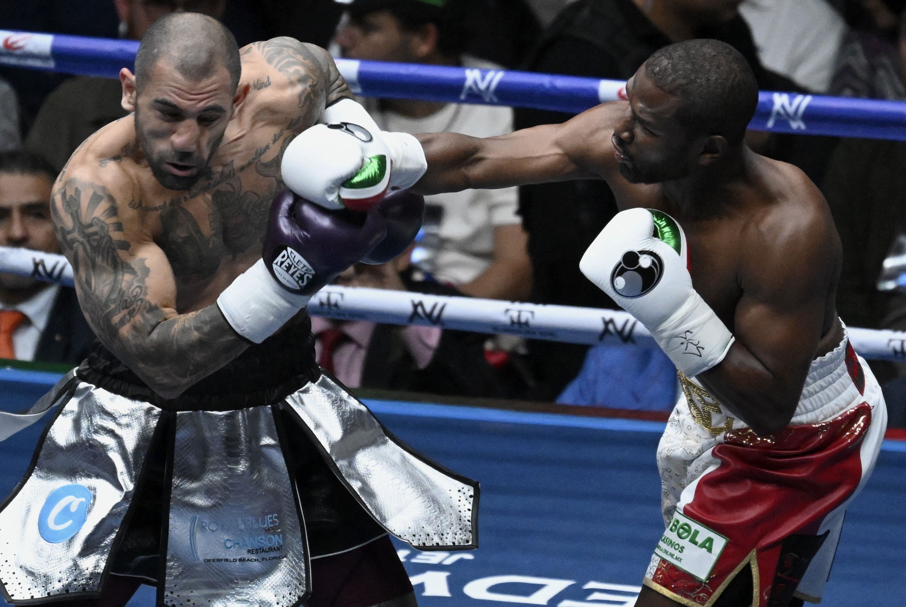 Boxe: Mayweather aplica golpes ilegais, empurra árbitro e é vaiado em luta no México