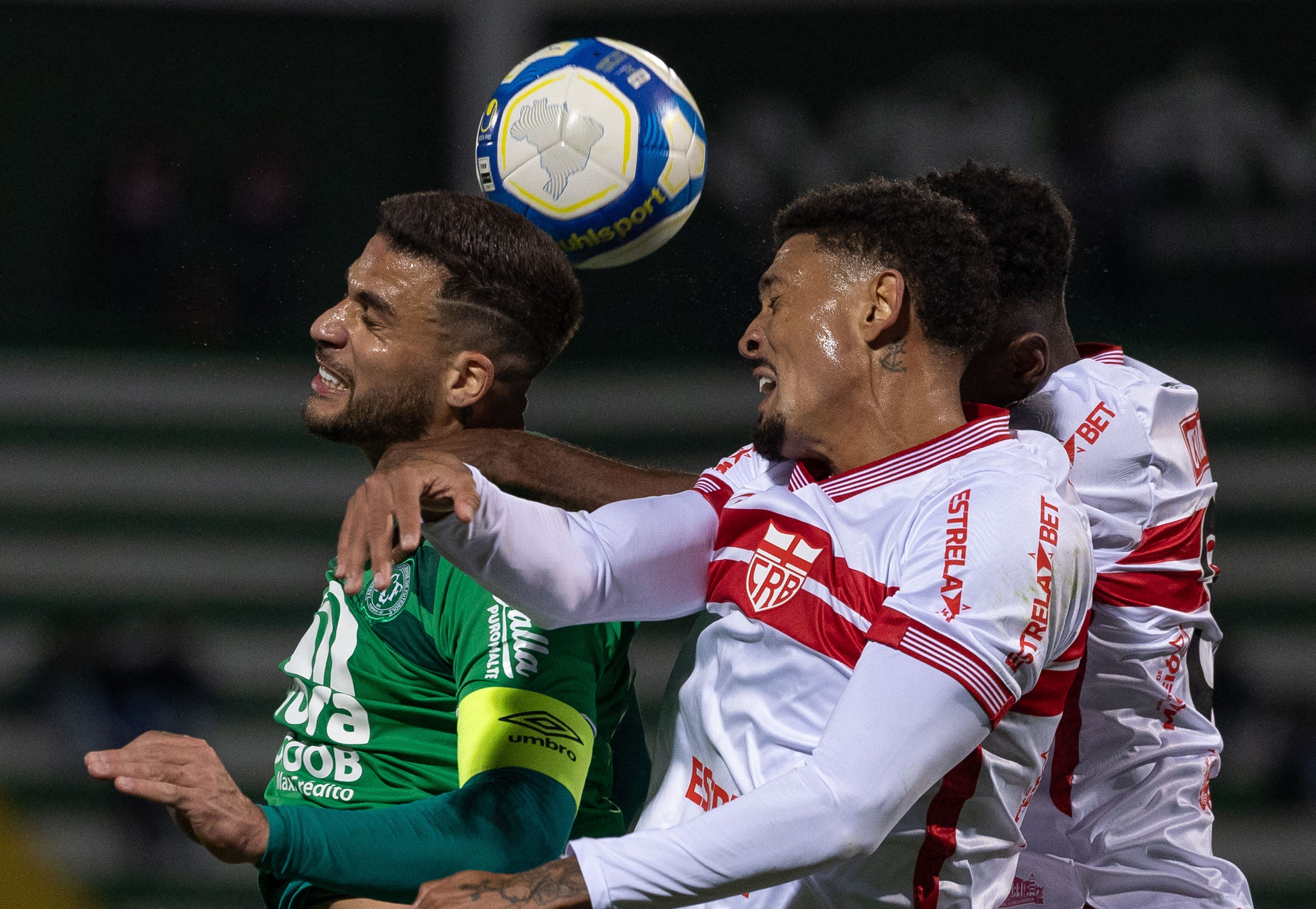 Em jogo movimentado, Chapecoense e CRB empatam pela Série B