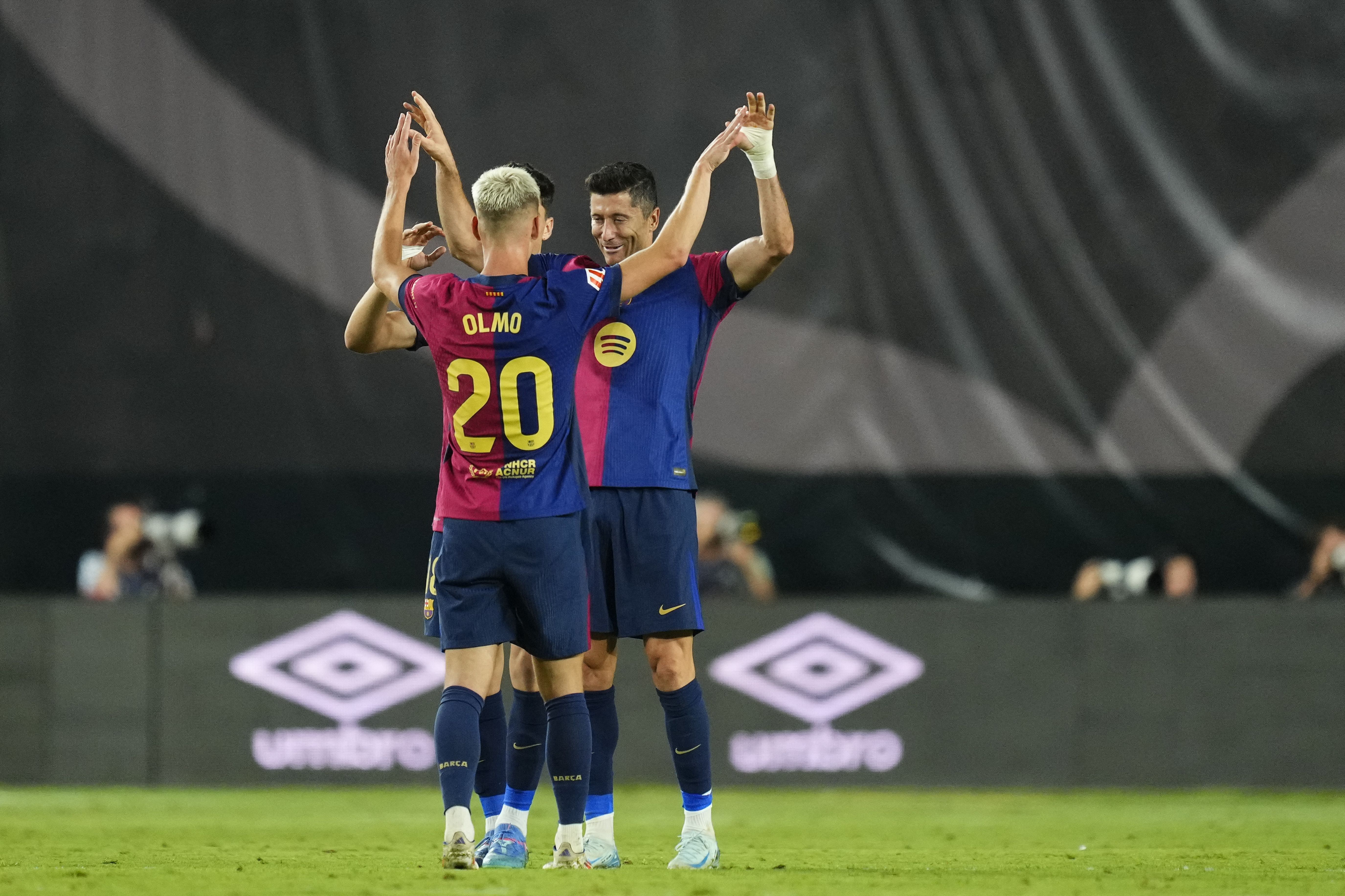 Olmo marca, Barcelona vira sobre Vallecano e assume a ponta do Espanhol