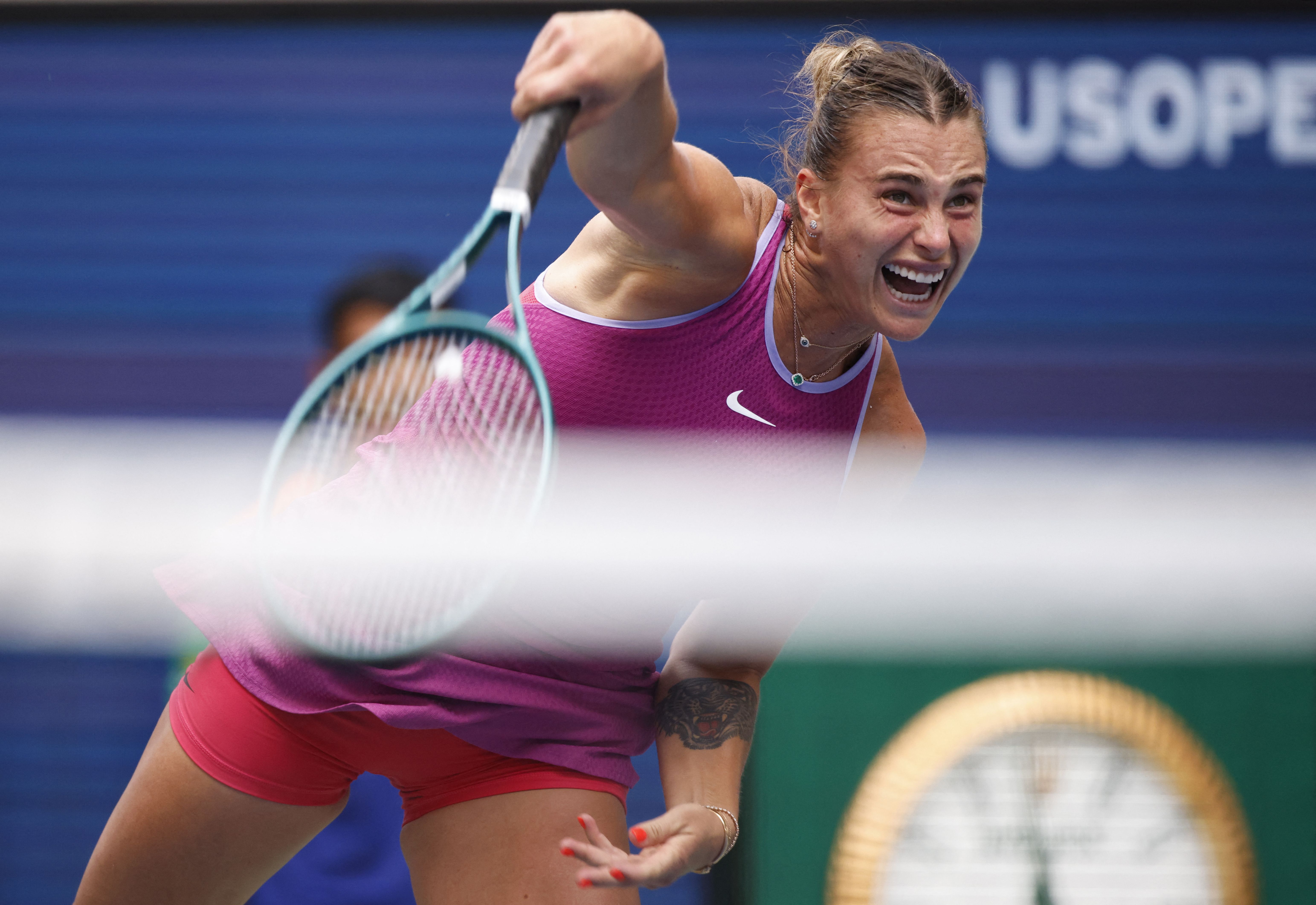 Sabalenka arrasa italiana, avança à 3ª rodada do US Open e se diverte com fã mirim