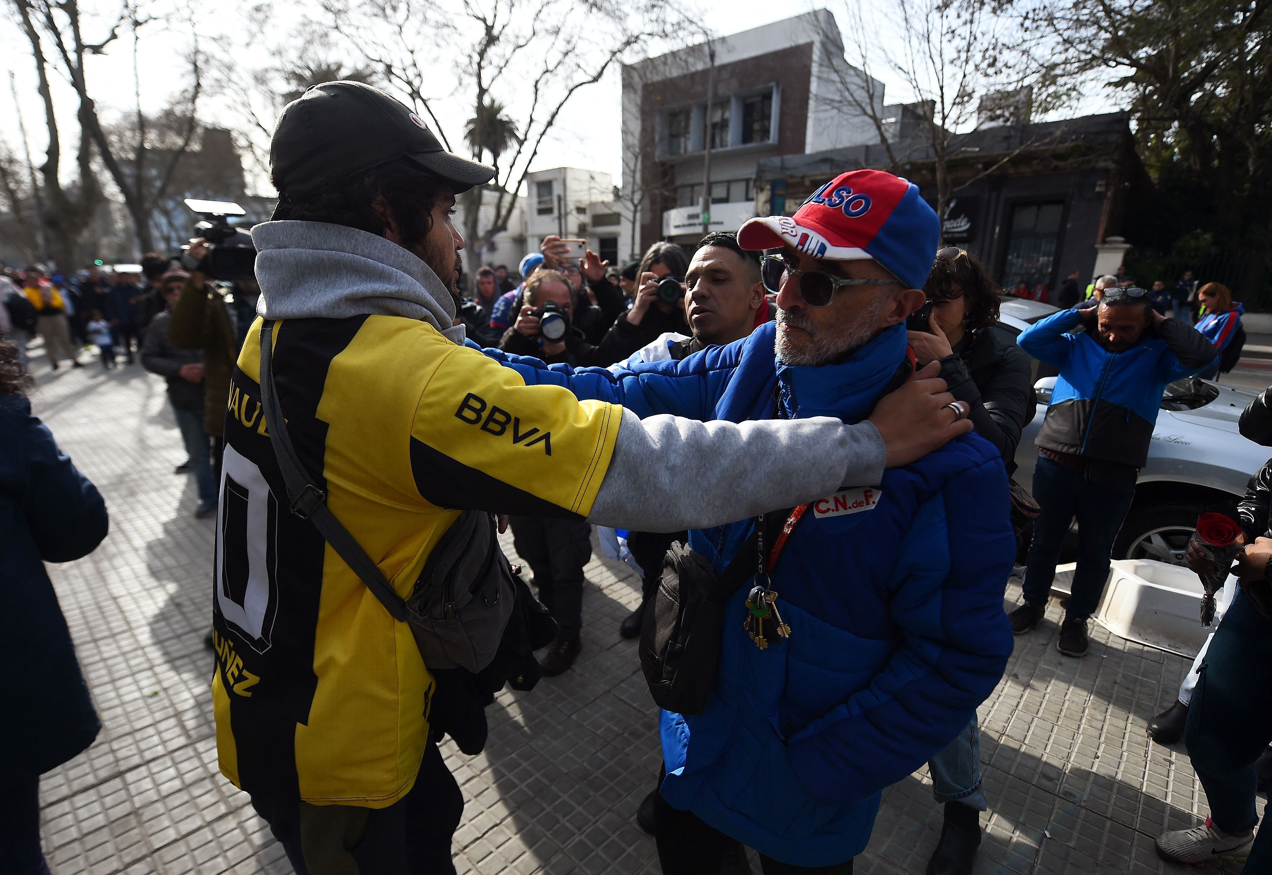 Velório de Izquierdo no Uruguai reúne atletas e torcedores do Nacional e Peñarol