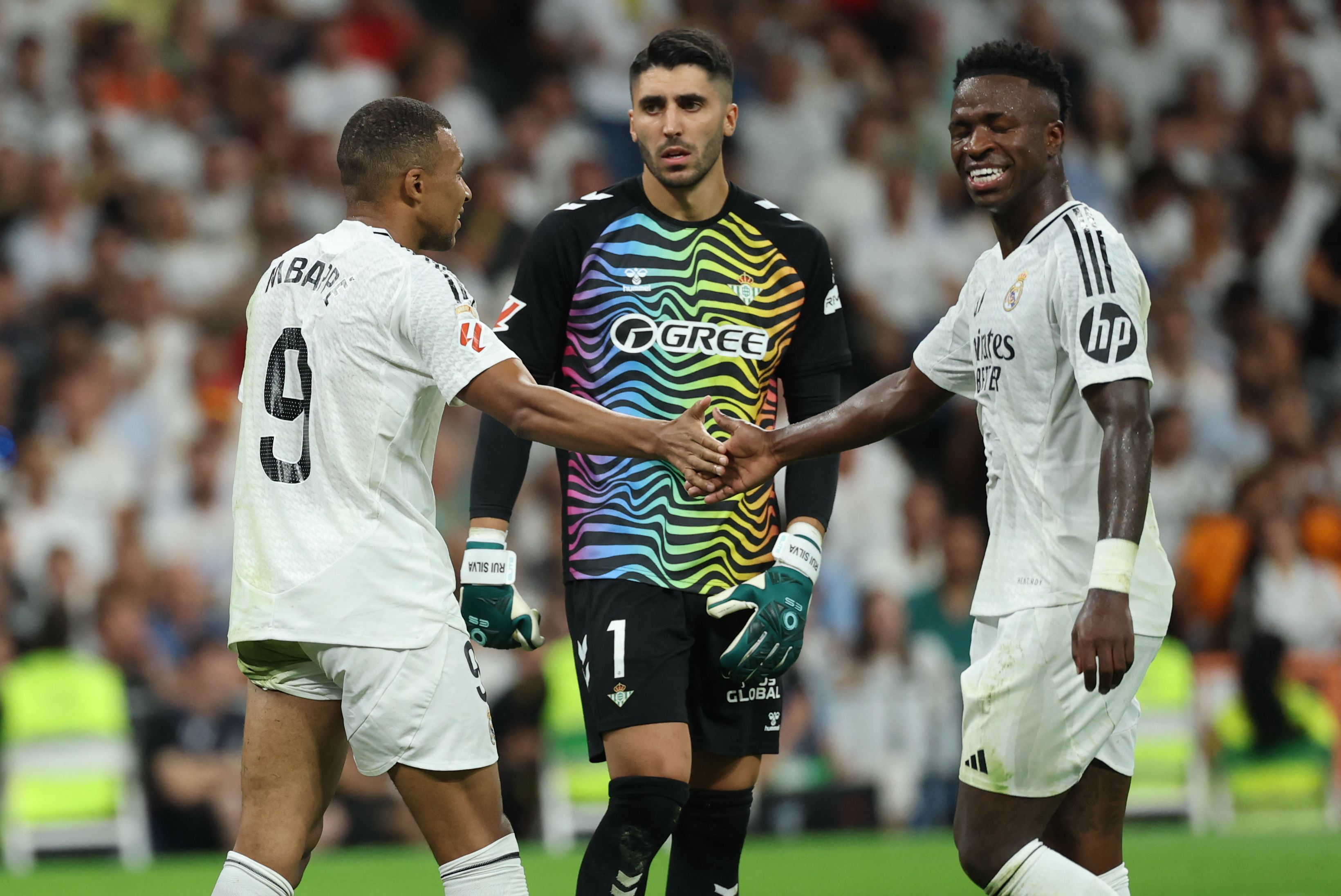 Existe rixa? Conversa entre Vini Jr. Mbappé em pênalti para o Real Madrid é revelada