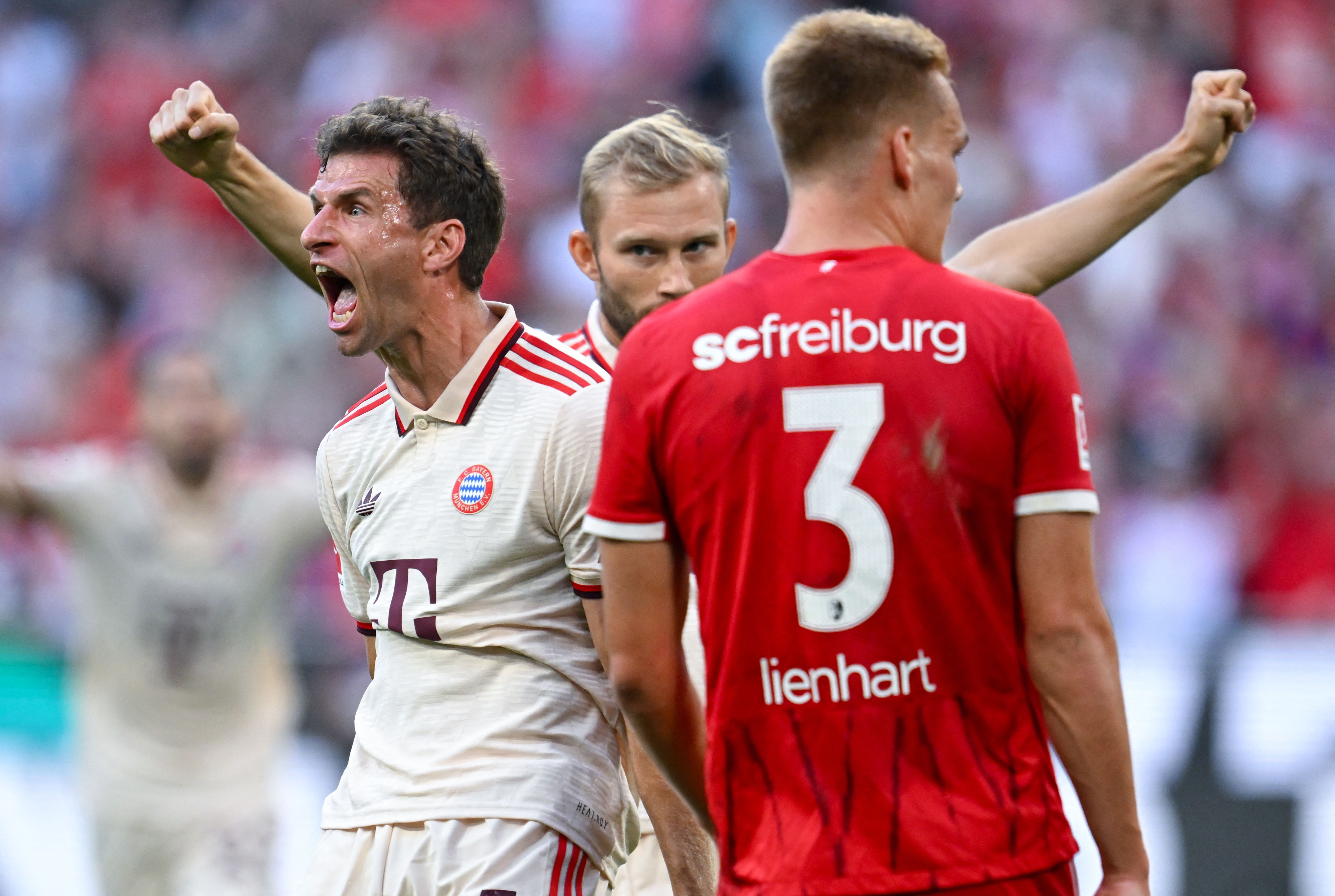 Müller bate recorde, marca e ajuda o Bayern a vencer Freiburg no Alemão