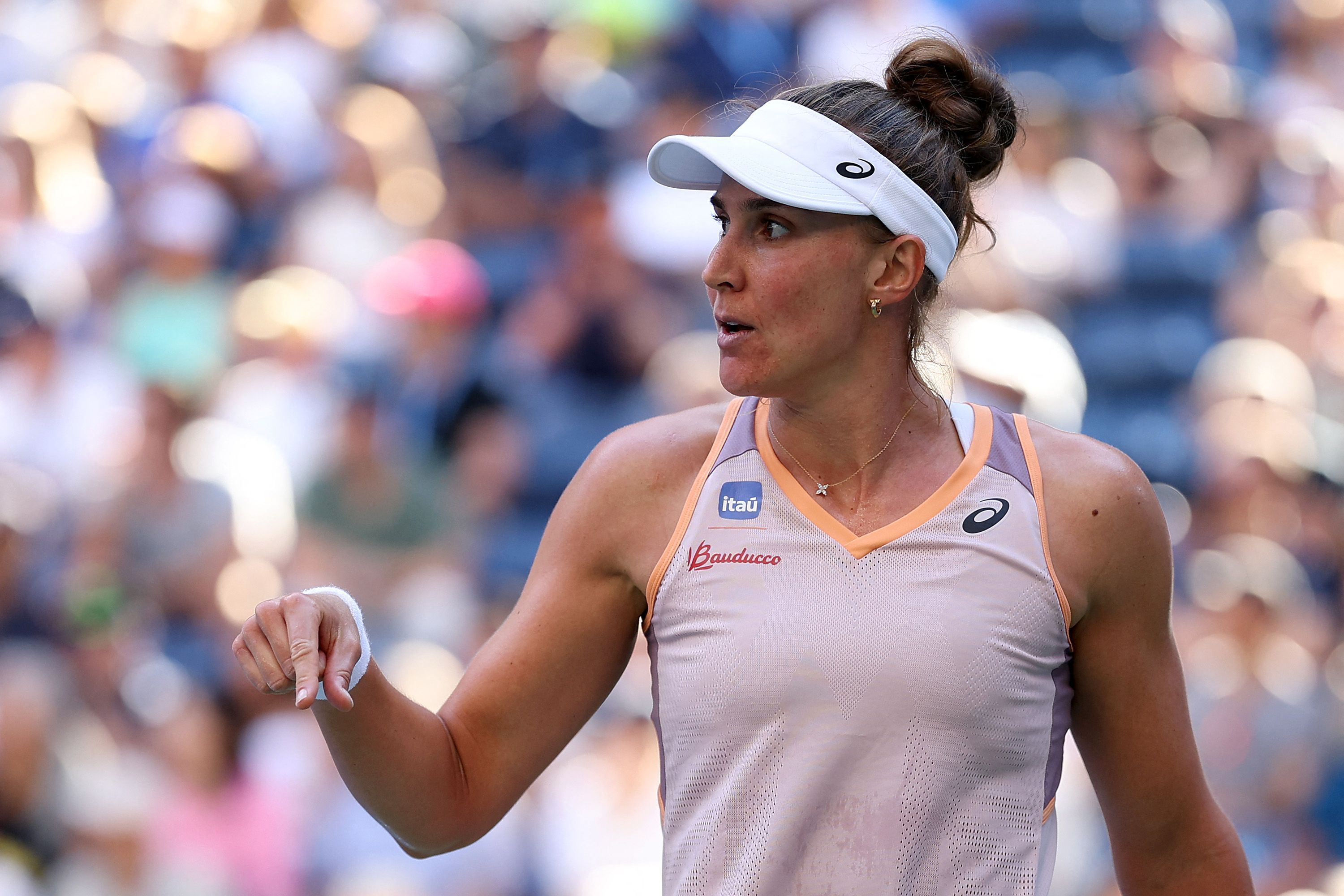 Bia Haddad faz história, derrota ex-número 1 do mundo e avança às quartas do US Open