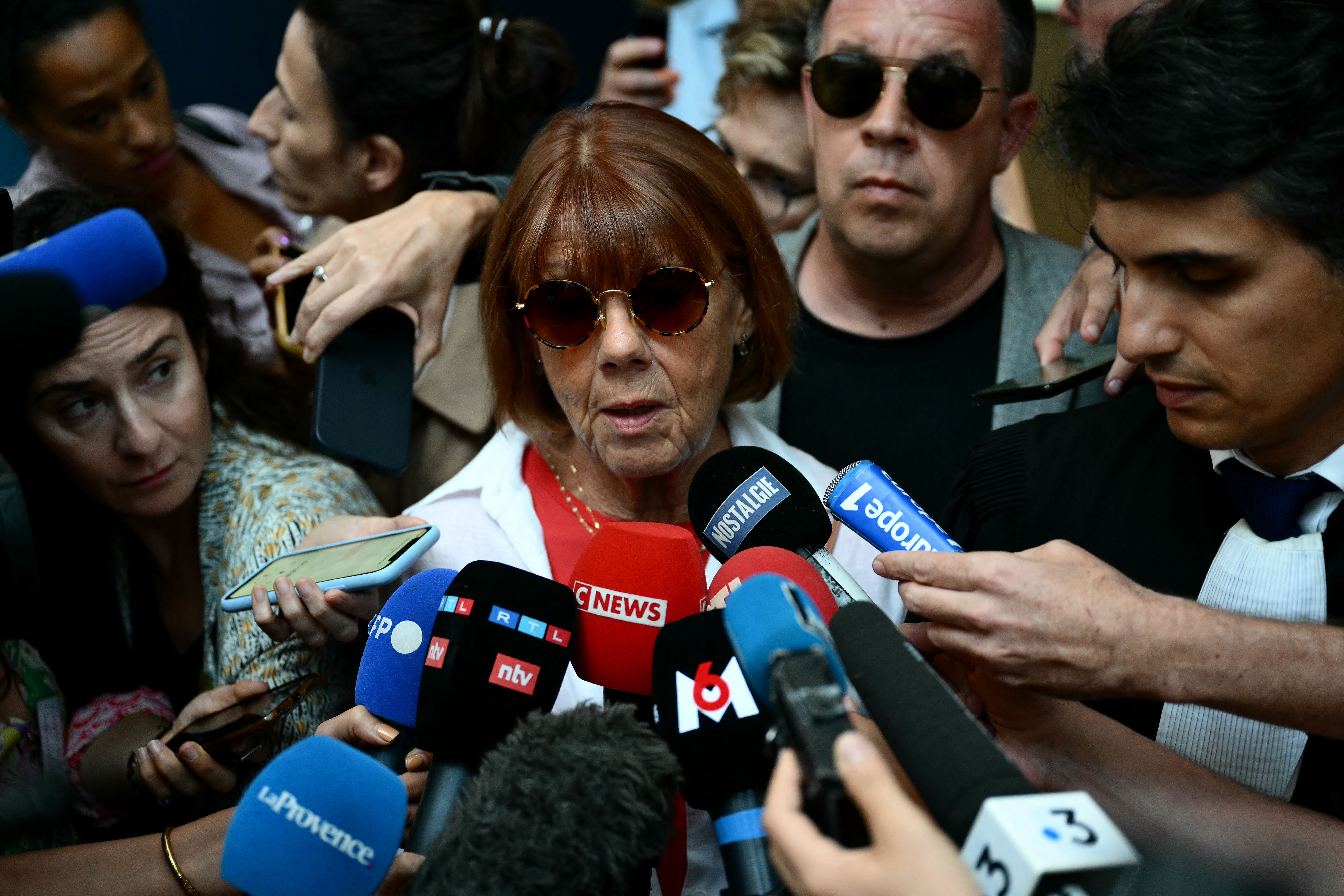 Gisèle Pelicot, estuprada por 70 homens, processará portal francês por publicar fotos sem permissão