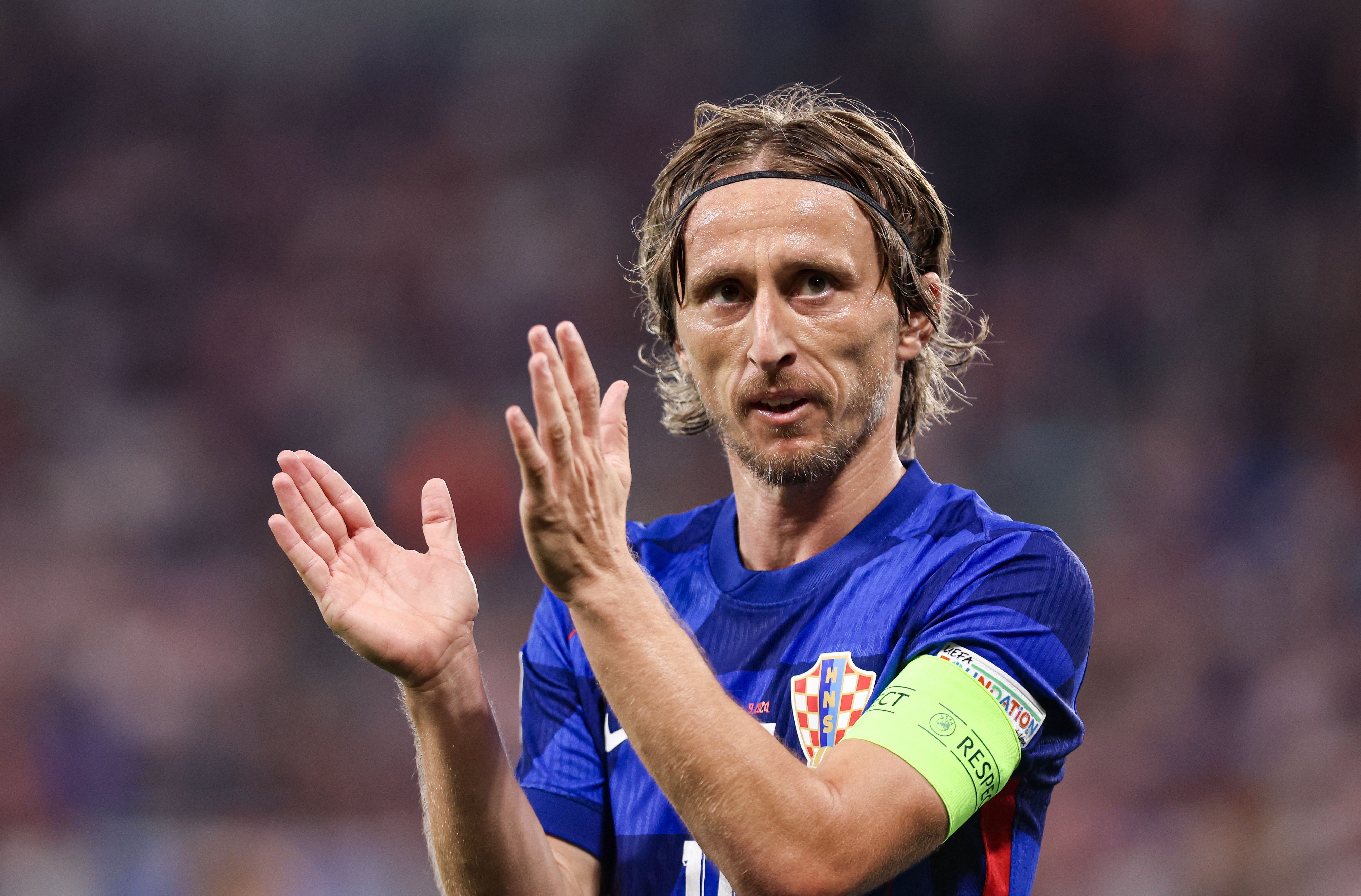 Modric comemora marca pela Croácia e adia adeus: 'Quando não sentir o fogo, me aposento'