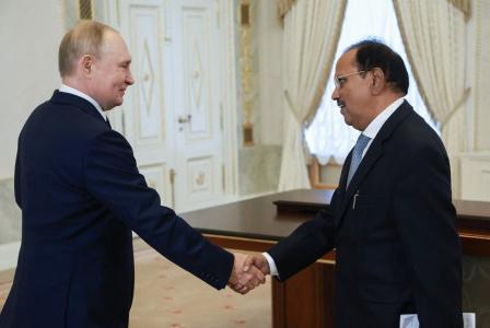 Nesta fotografia distribuída pela agência estatal russa Sputnik, o presidente russo Vladimir Putin se encontra com o conselheiro de segurança nacional da Índia, Ajit Doval, em São Petersburgo, em 12 de setembro de 2024.
