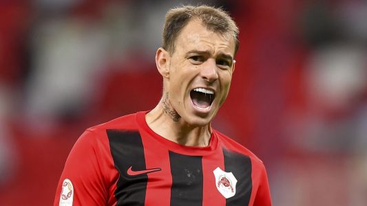 Roger Guedes em partida pelo Al Rayyan