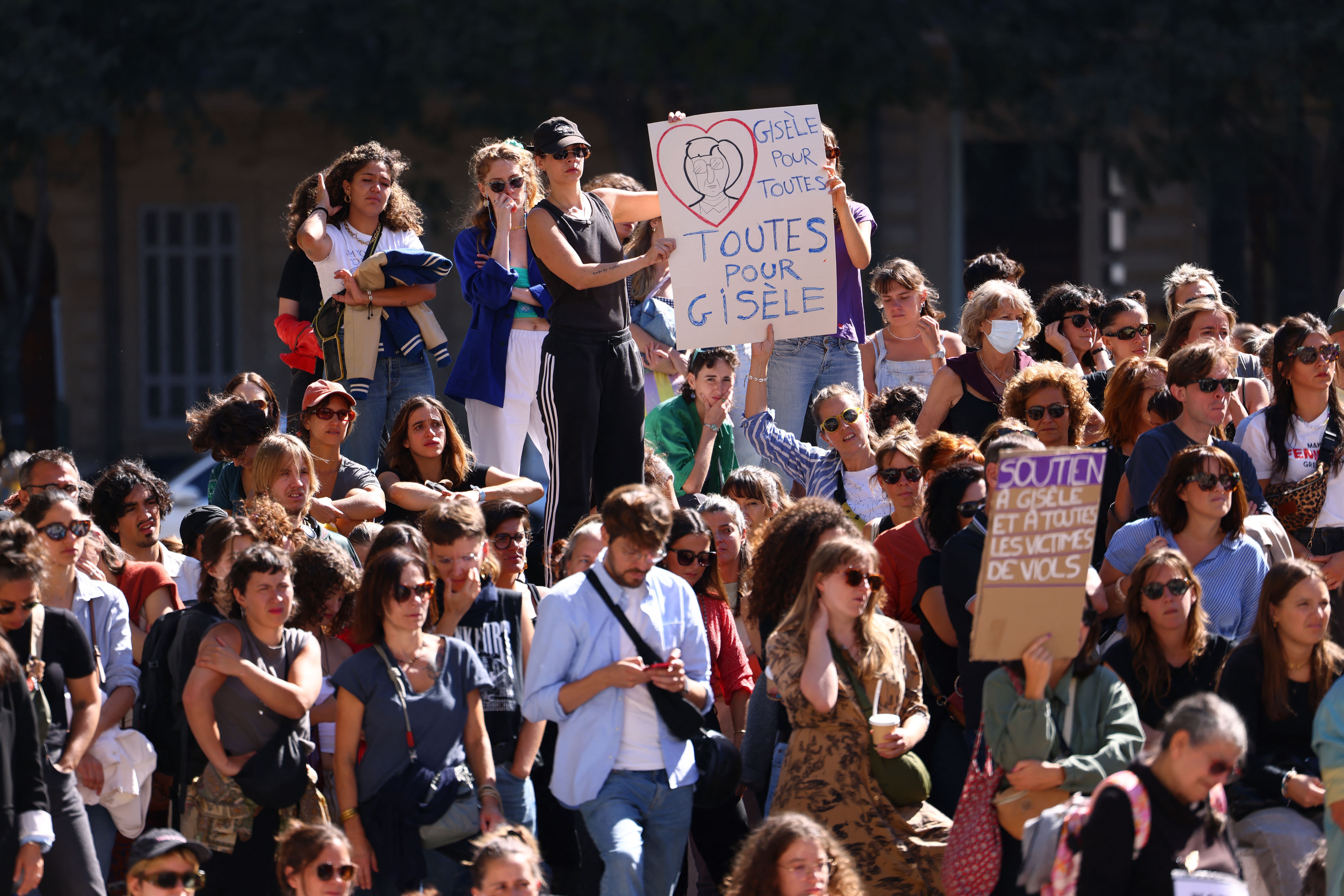 'Todas somos Gisèle': França tem manifestação em apoio a Gisèle Pelicot e vítimas de estupro