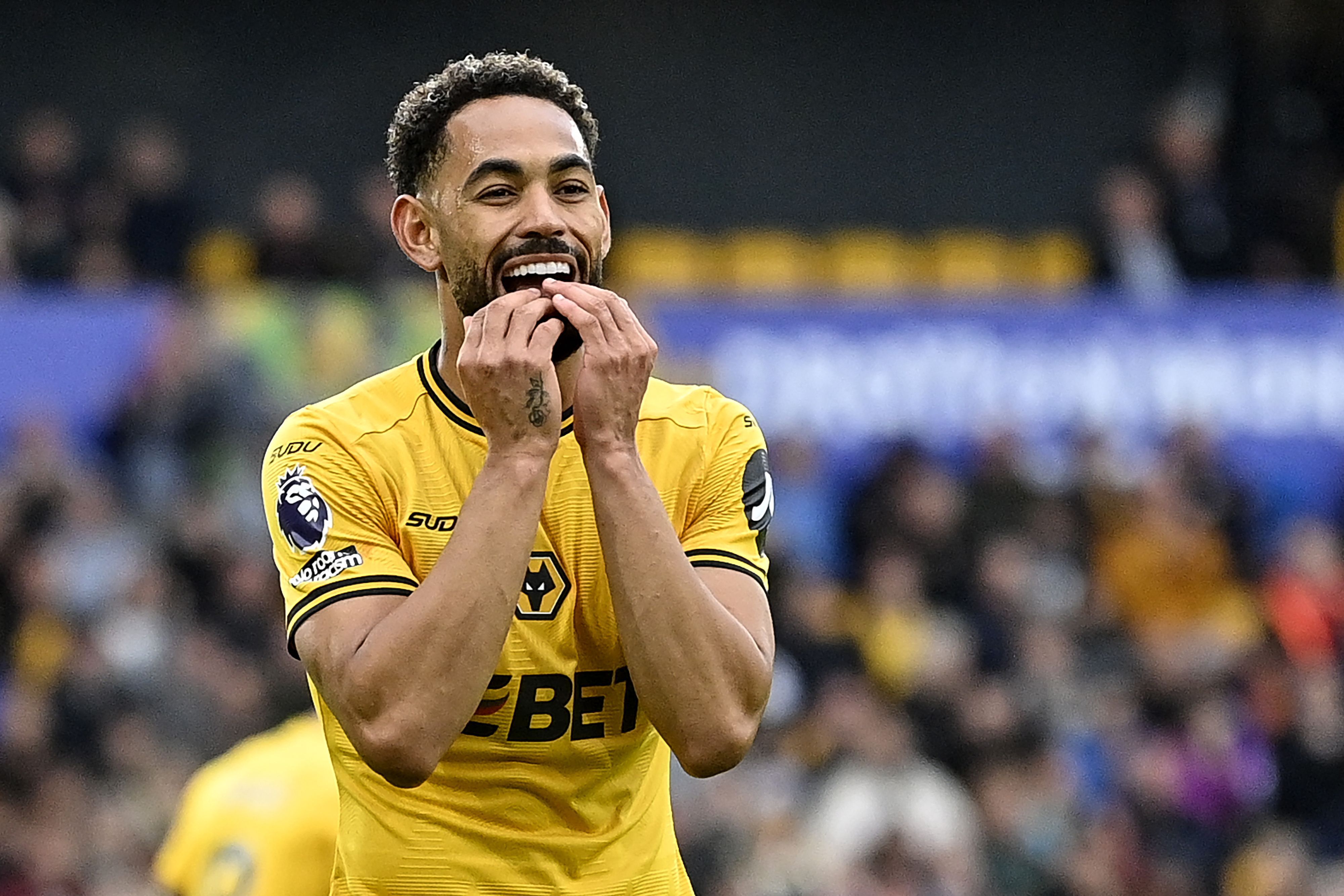 Atacante brasileiro diminui punição na Premier League ao pagar óculos a funcionário