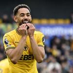 Atacante brasileiro diminui punição na Premier League ao pagar óculos a funcionário