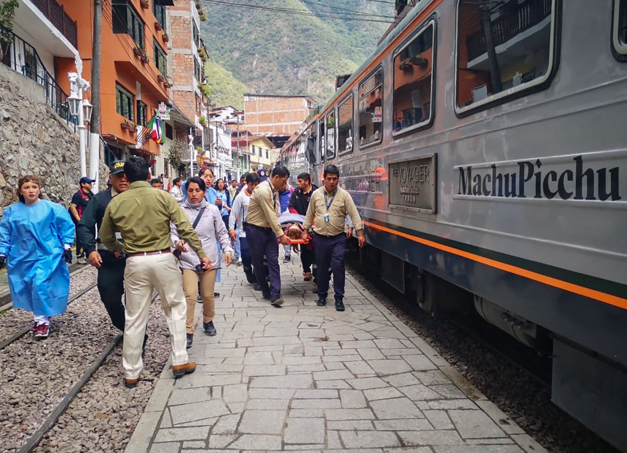 Grave acidente envolvendo ônibus deixa 30 turistas feridos em Machu Picchu