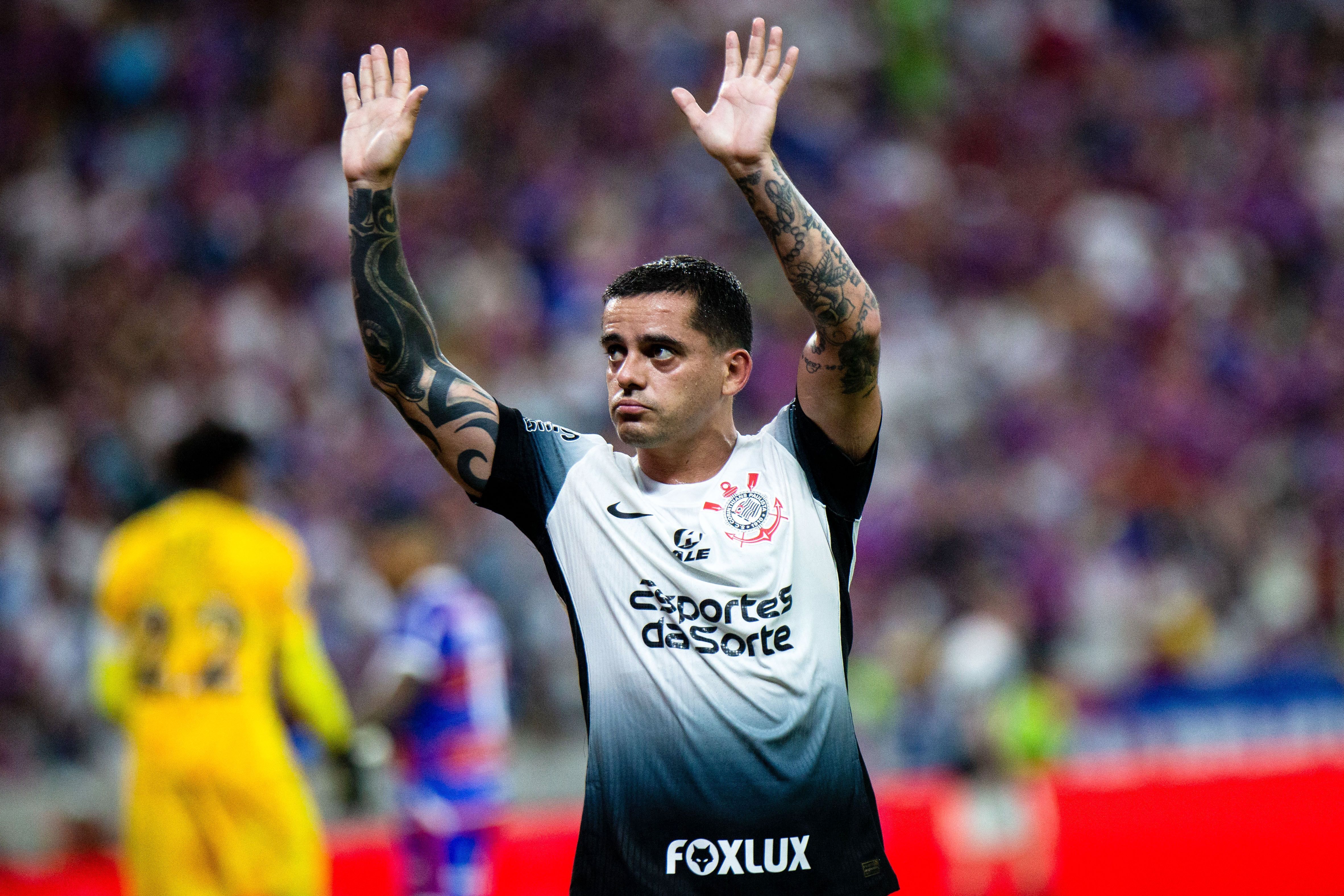 Anunciado pelo Cruzeiro, Fagner manda recado à torcida e se despede do Corinthians