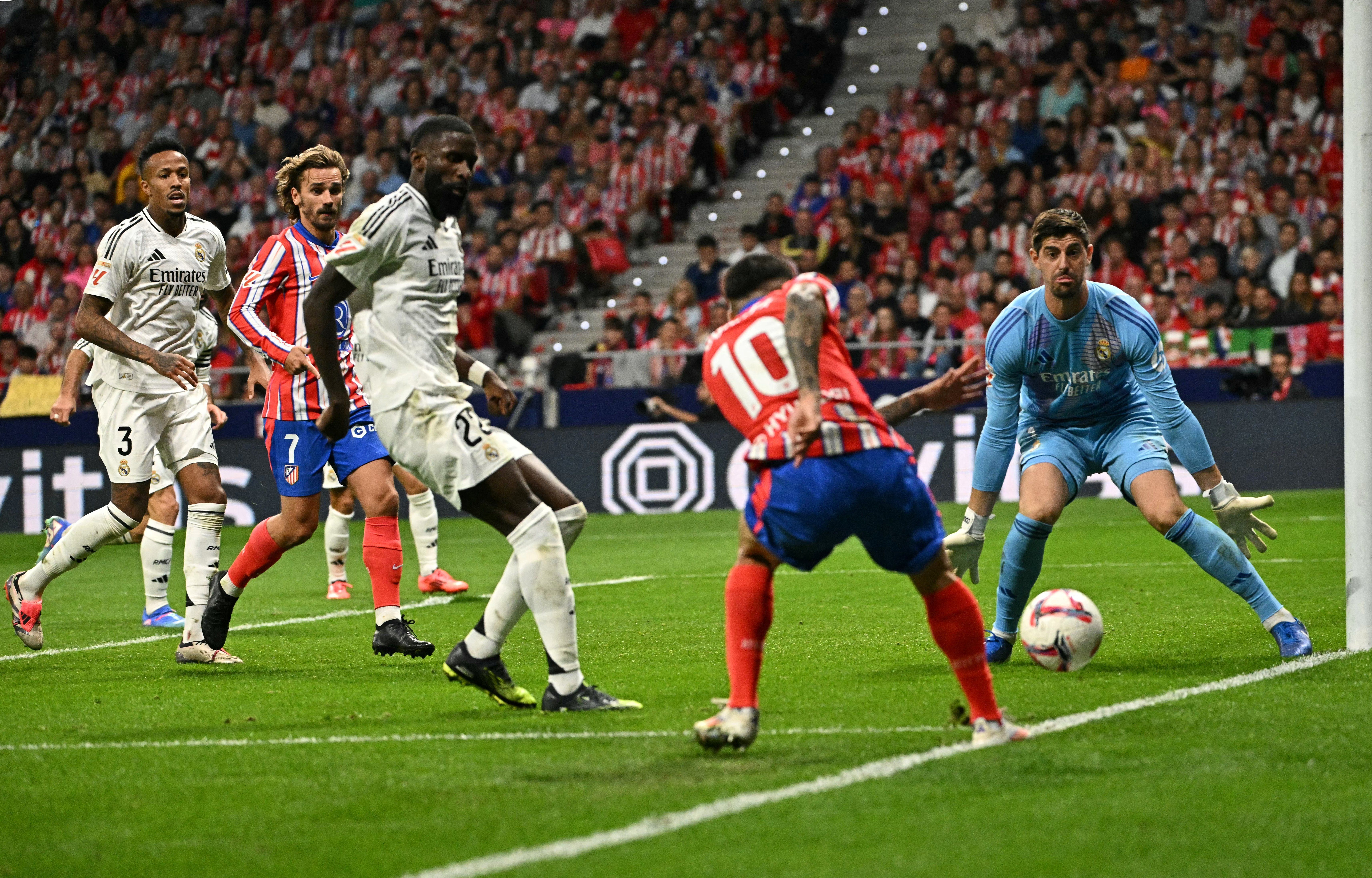 Em clássico com paralisação, Atlético de Madrid arranca empate com o Real Madrid