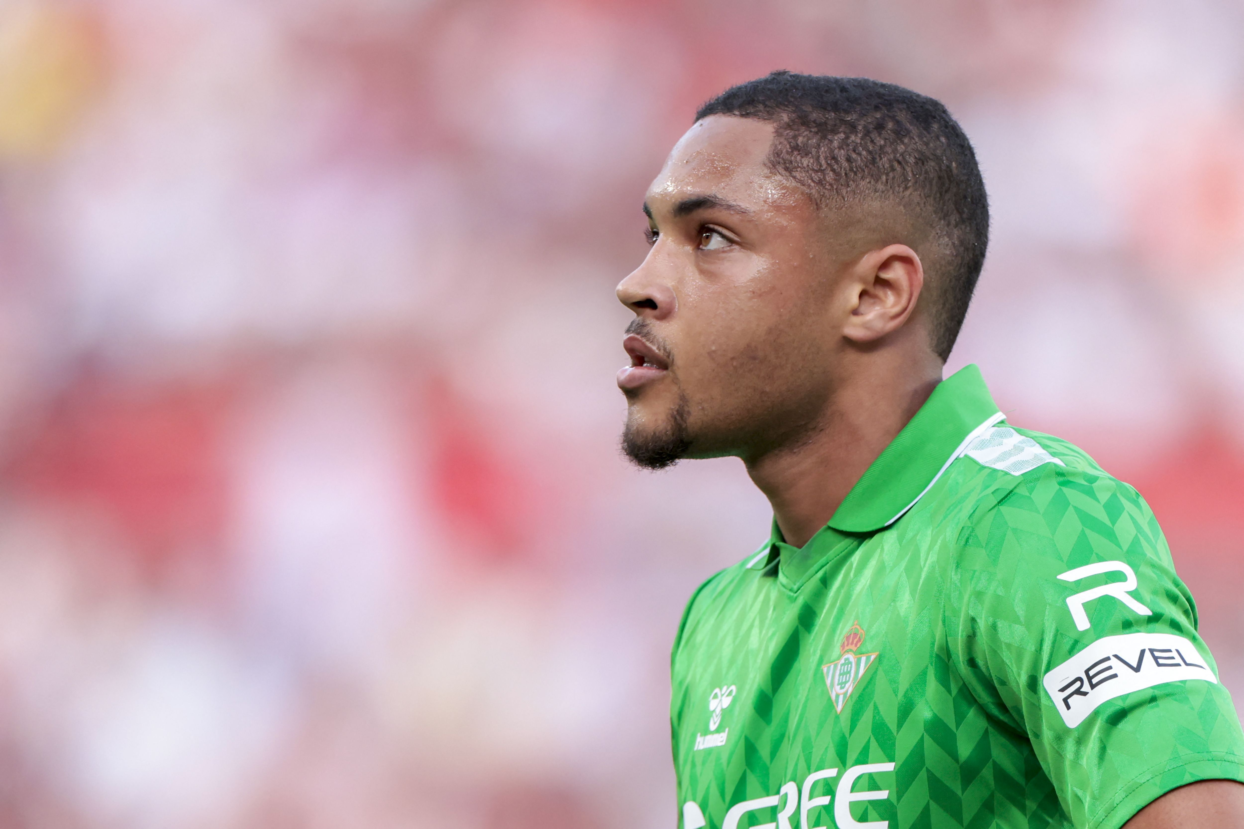 Jornal espanhol detona Vitor Roque por atuação em clássico na La Liga