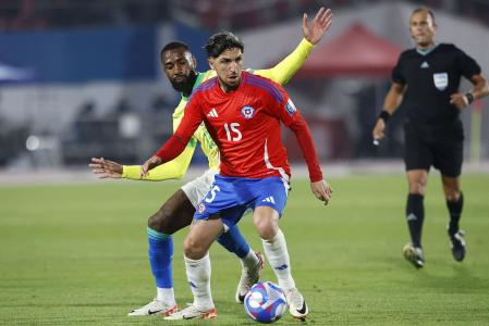 Diego Valdés em campo pela Seleção Chilena conta o Brasil, nas Eliminatórias da Copa do Mundo