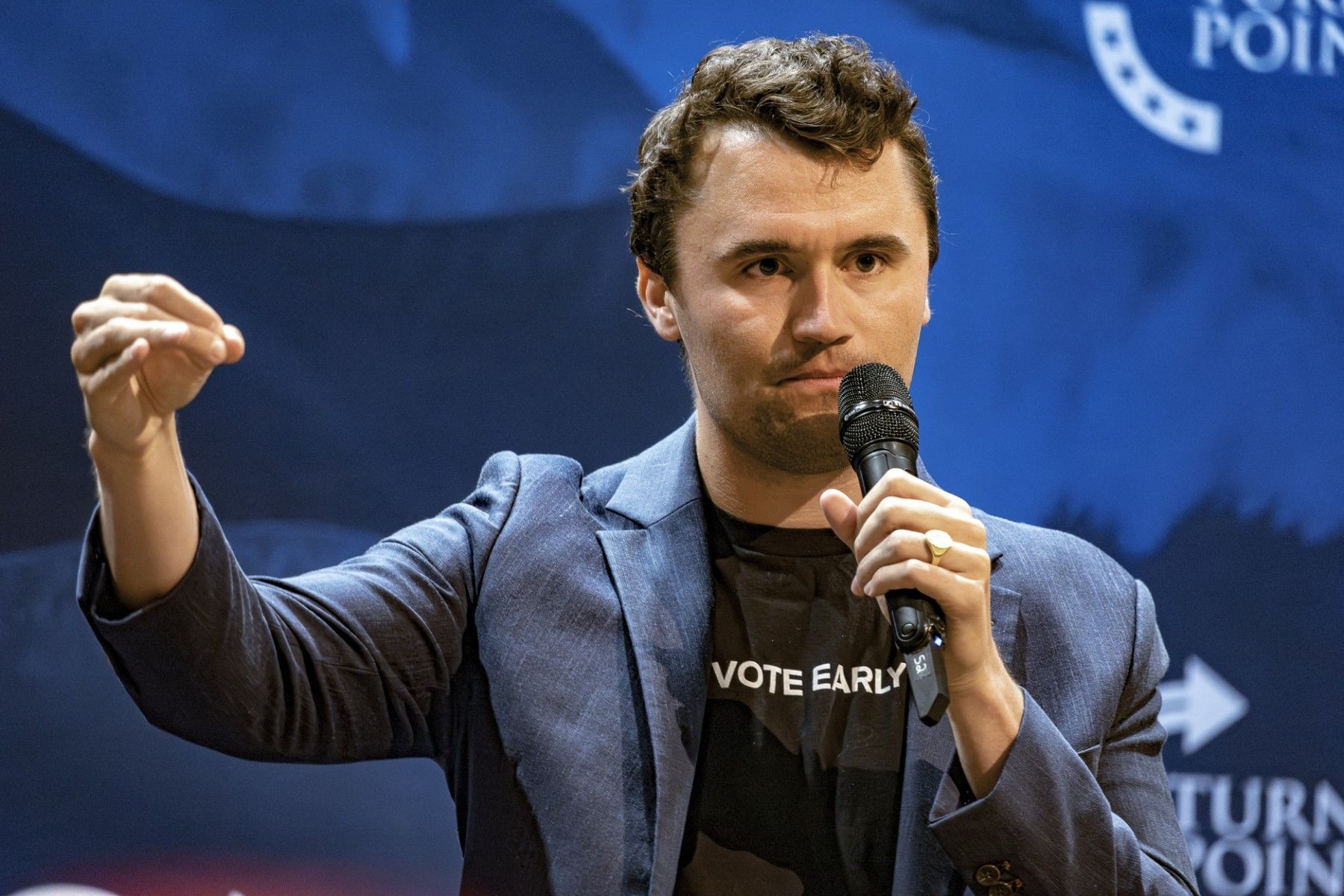 Visto de brasileiro que celebrou morte de Charlie Kirk é revogado pelos EUA