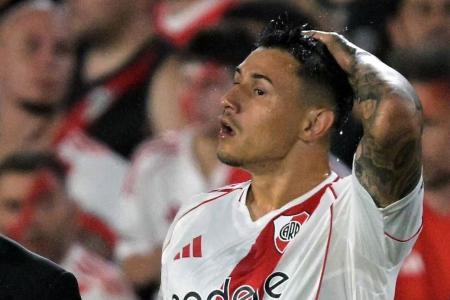 Adam Bareiro em campo pelo River Plate, na Copa Libertadores de 2024