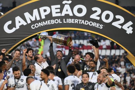Botafogo ergue a taça: fotos da festa do campeão da Copa Libertadores 2024