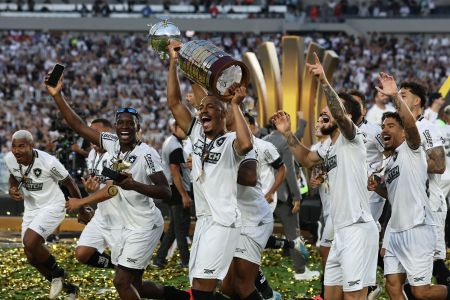 Botafogo ergue a taça: fotos da festa do campeão da Copa Libertadores 2024