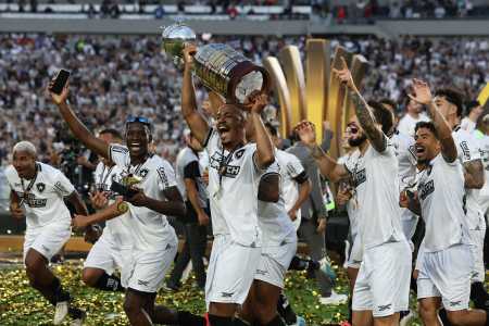 Botafogo ergue a taça: fotos da festa do campeão da Copa Libertadores 2024