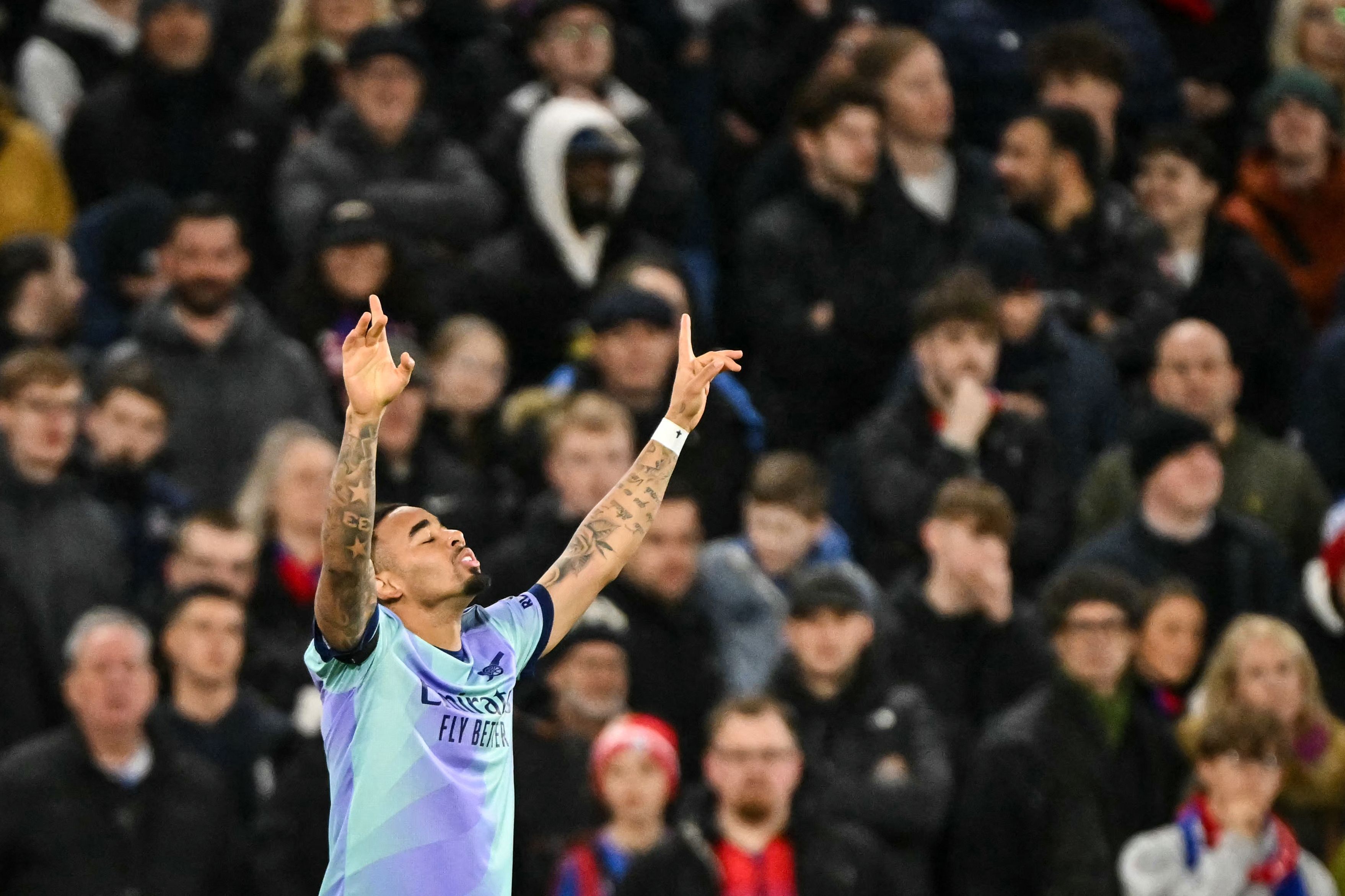 Gabriel Jesus brilha novamente, e Arsenal goleia Crystal Palace pela Premier League