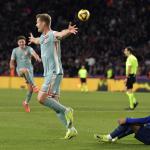 Atlético de Madrid vira no último minuto sobre o Barcelona e lidera LaLiga