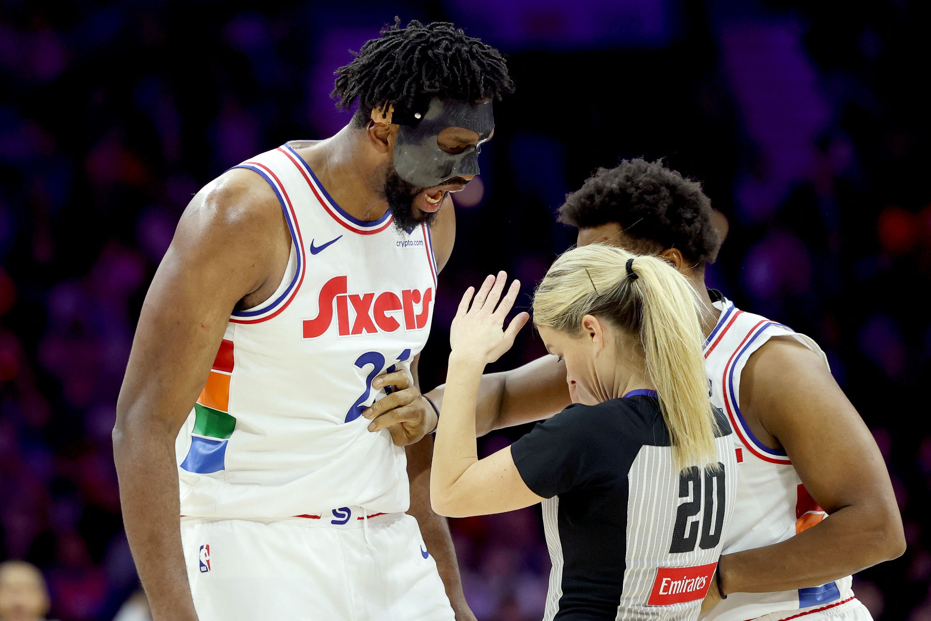Astro da NBA parte para cima de juíza após marcação e é ejetado da partida