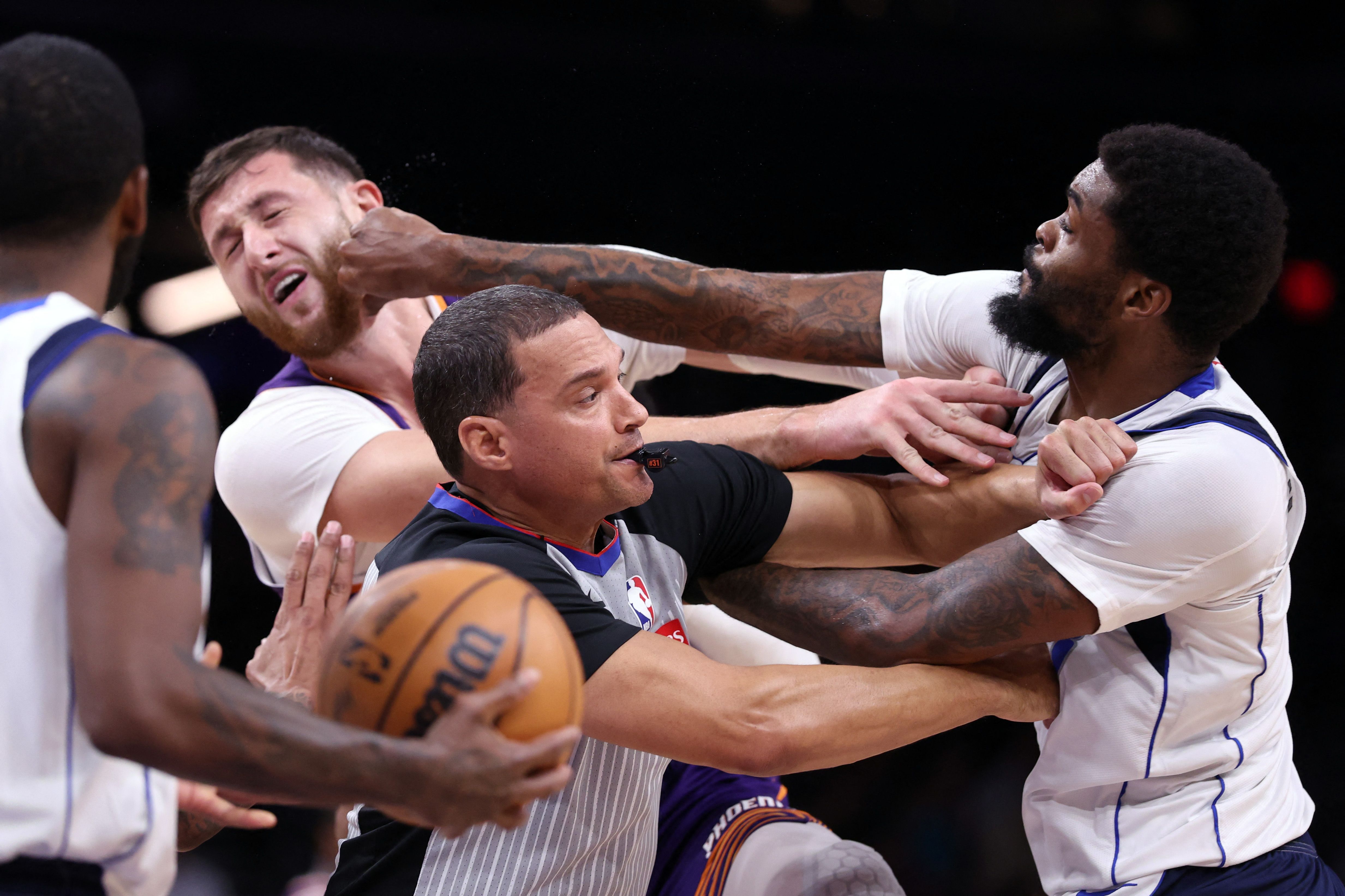 NBA suspende atletas de Suns e Mavericks após confusão em quadra