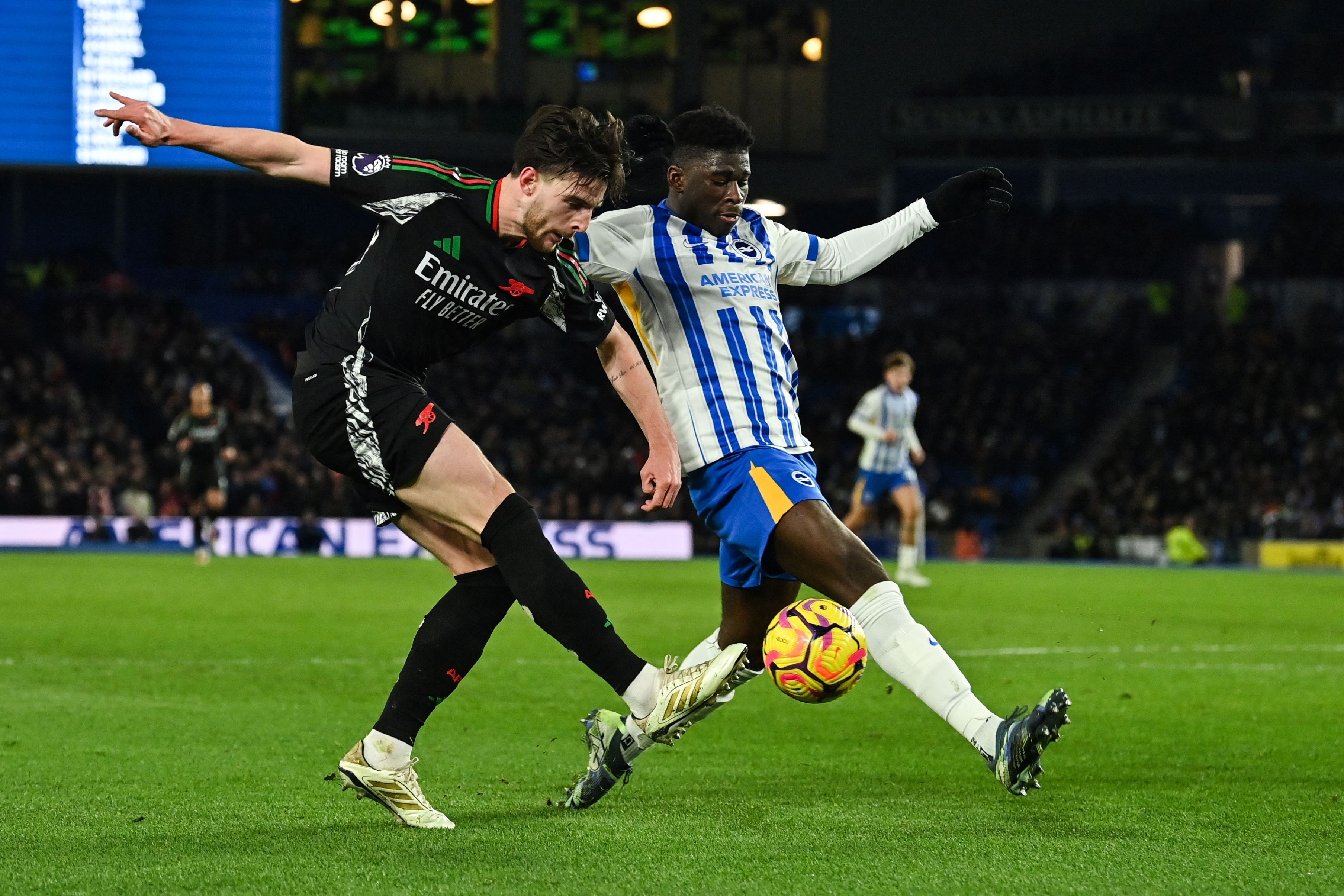 Ex-Fluminense marca e garante empate entre Brighton e Arsenal na Premier League